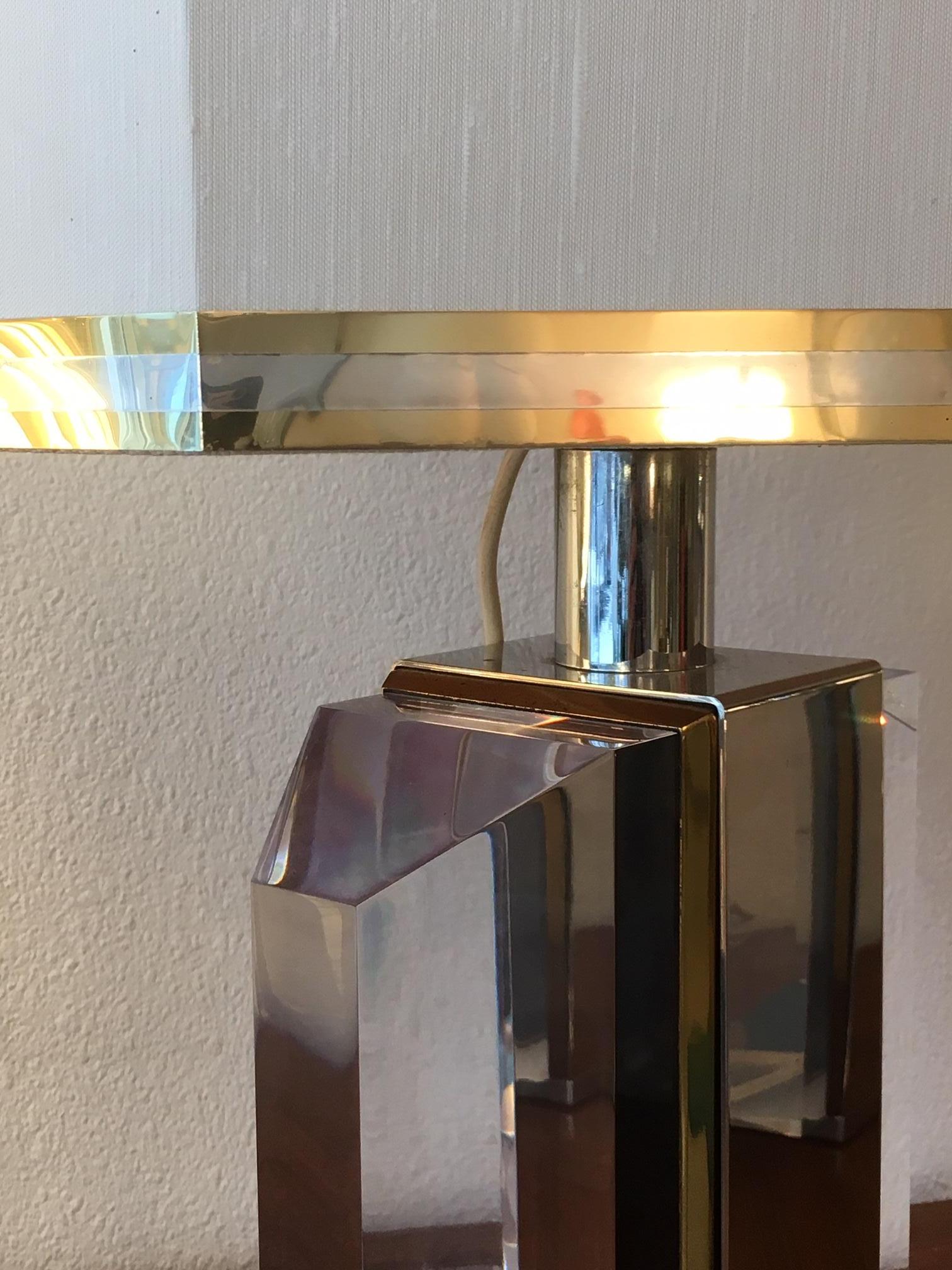 Fine XX secolo Coppia di lampade da tavolo in acrilico, ottone e cromo, circa 1970 in vendita