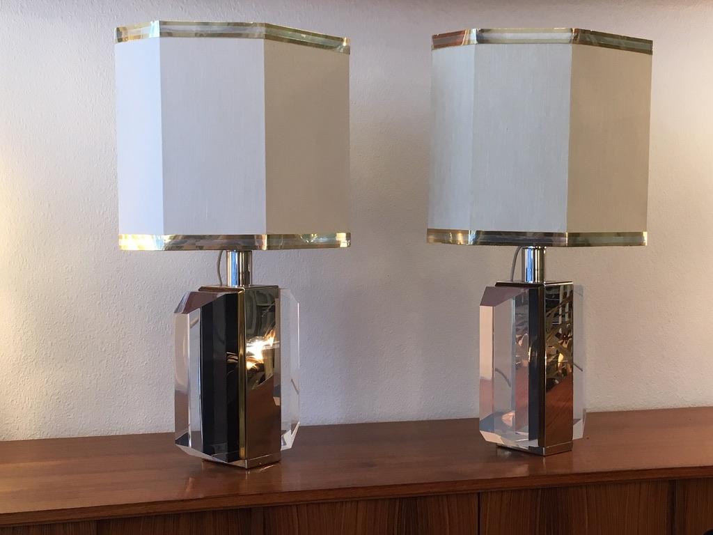 Coppia di lampade da tavolo in acrilico, ottone e cromo, circa 1970 in vendita 1