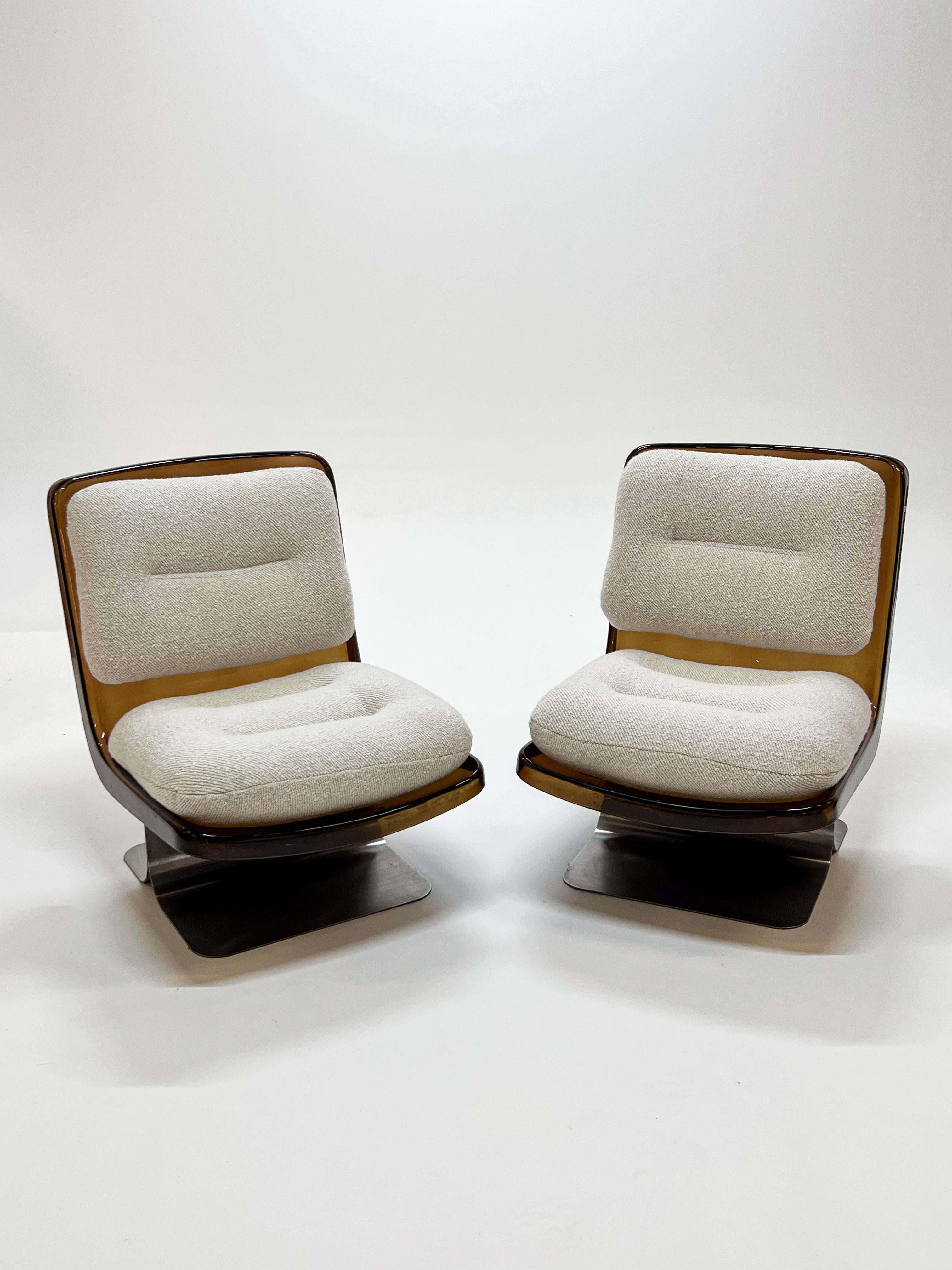 Beautiful and rare pair of lounge chairs edited by designer Albert Jacob for Grosfillex. Fully reupholstered. Very good condition.
LP726