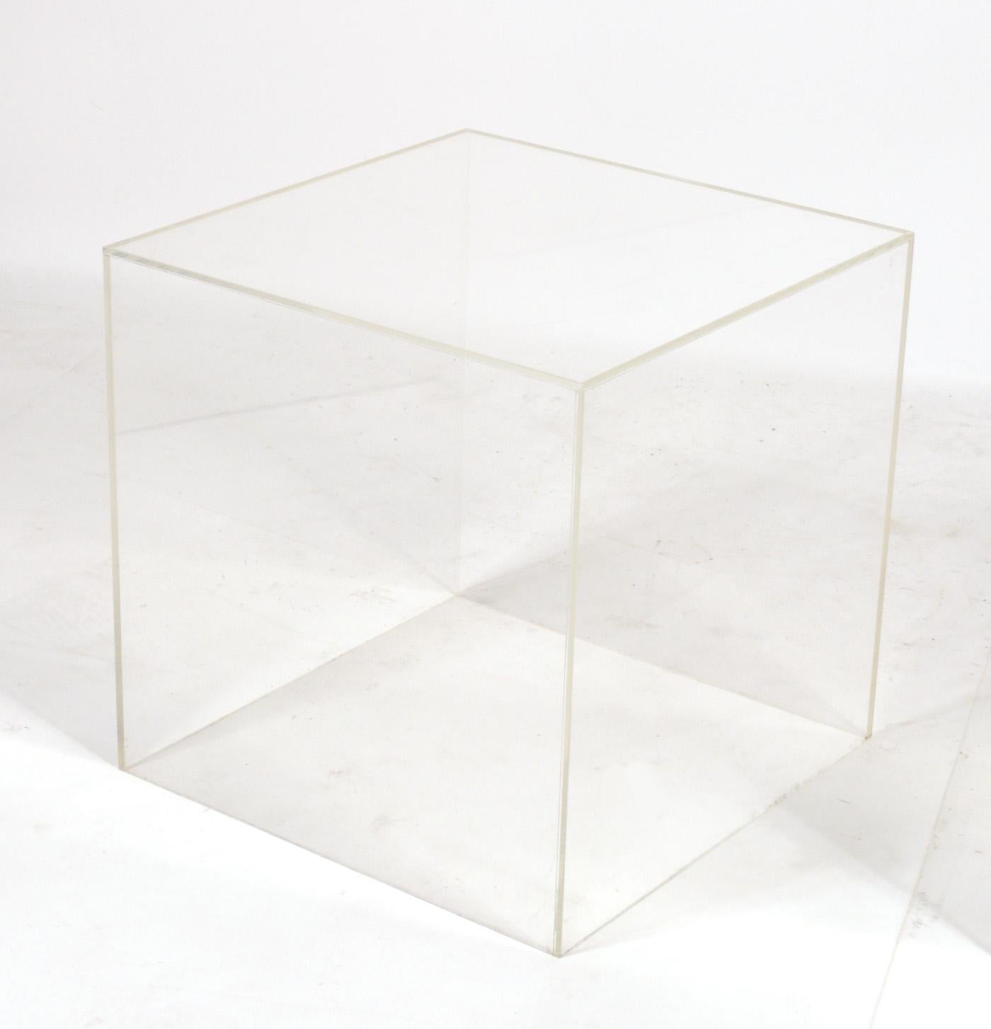 Mid-Century Modern Paire de tables d'appoint cubiques en acrylique en vente