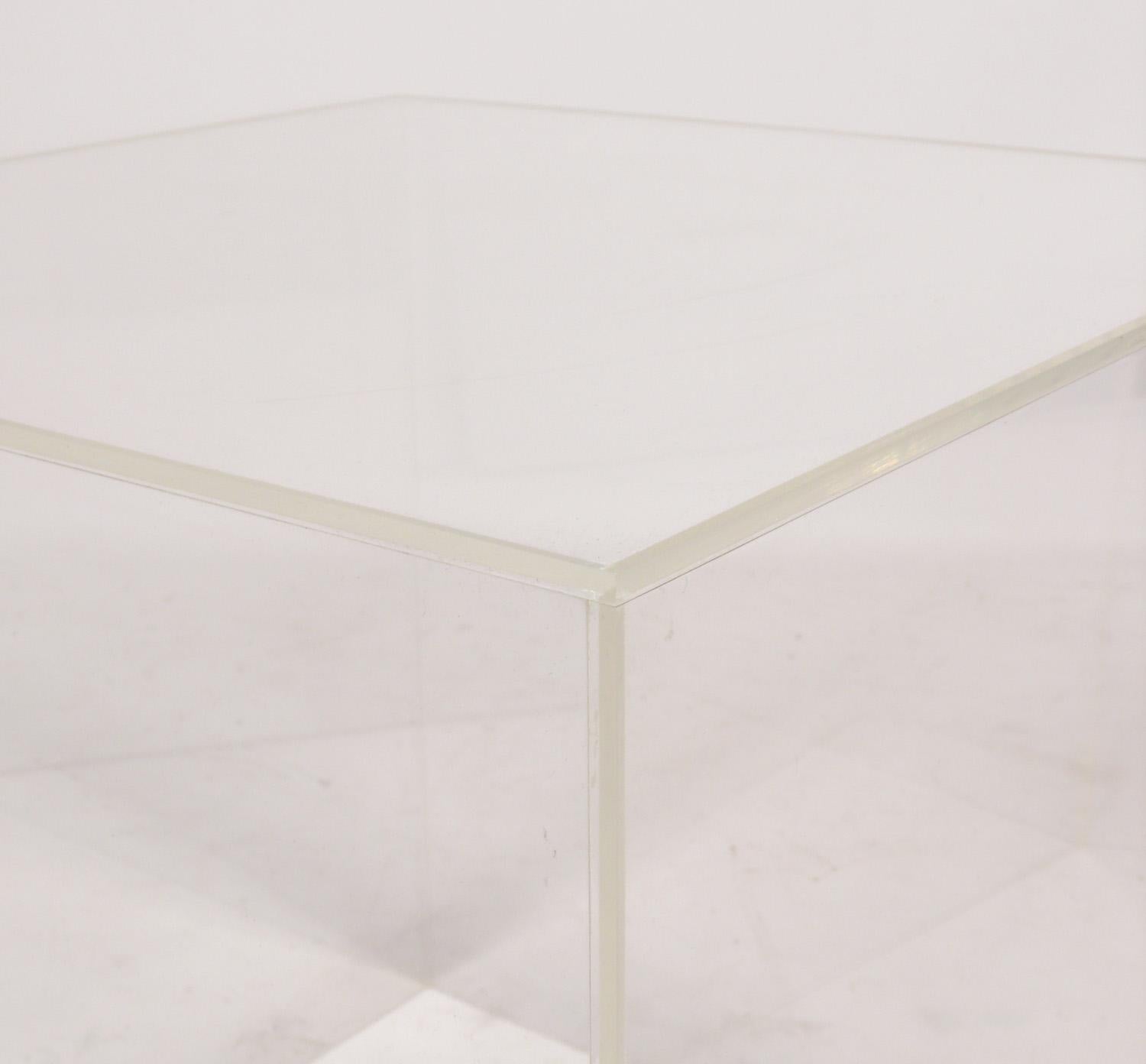 Paire de tables d'appoint cubiques en acrylique Bon état - En vente à Atlanta, GA
