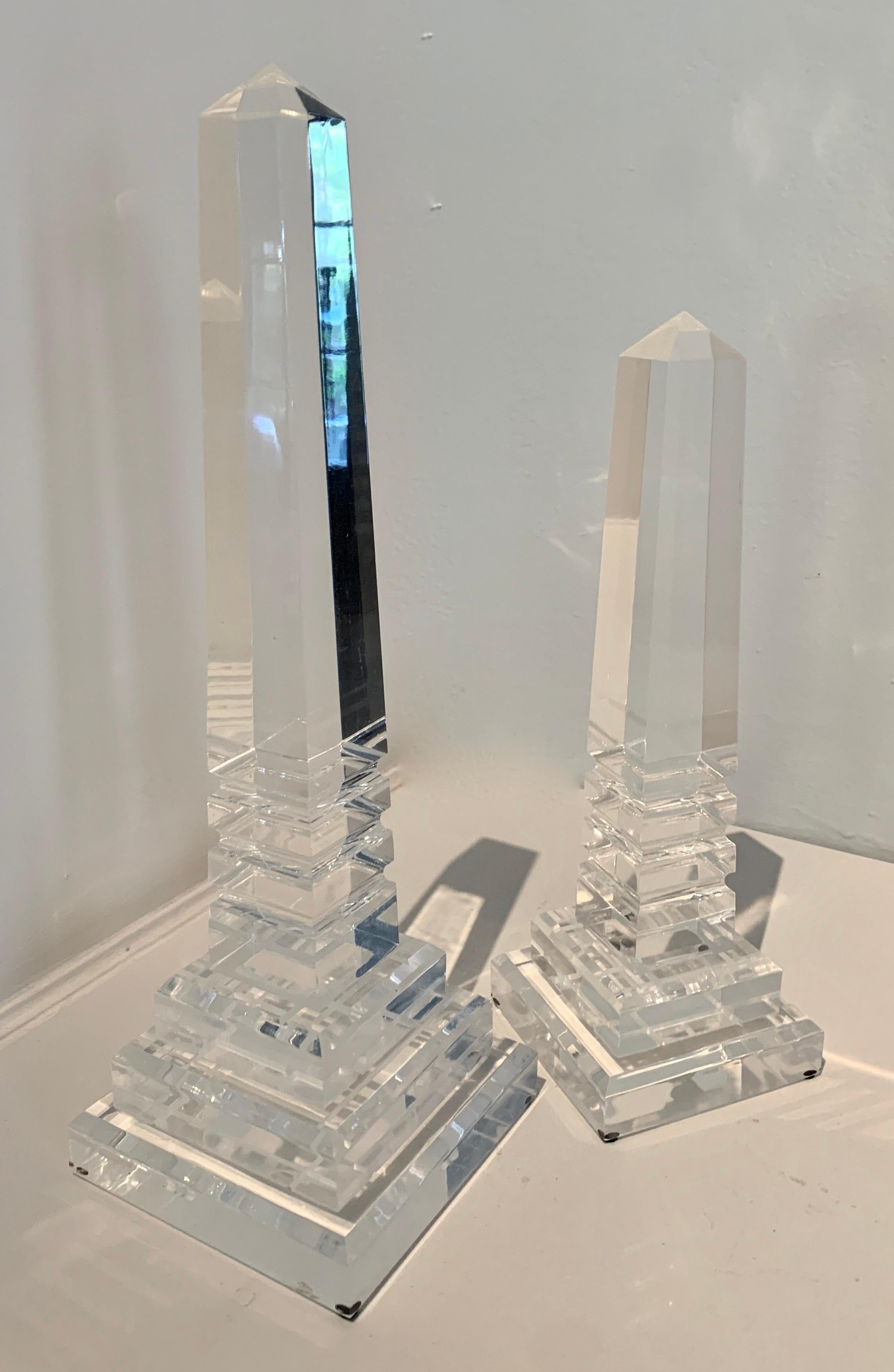 Paar Obelisken aus Acryl (Moderne der Mitte des Jahrhunderts) im Angebot