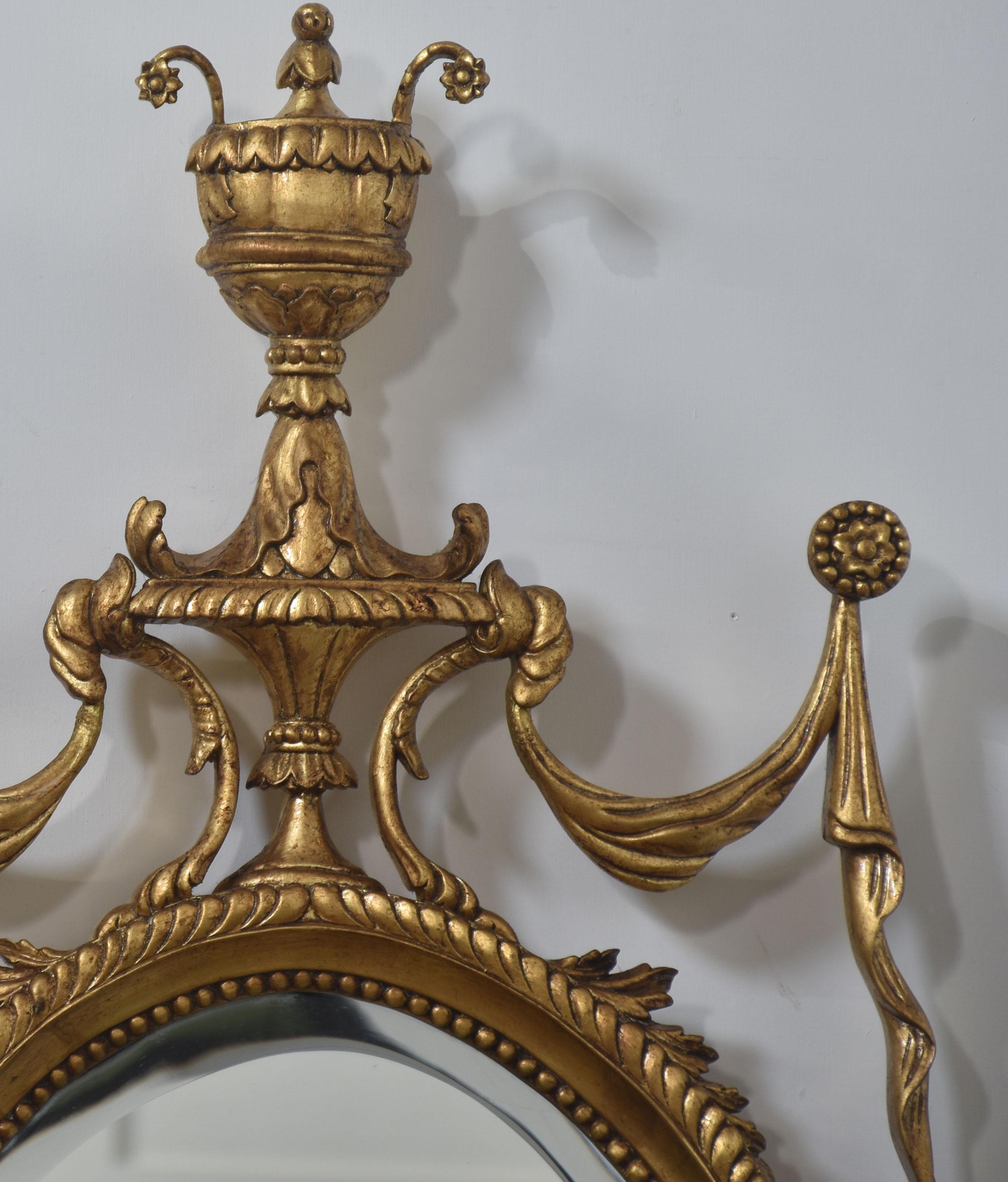 Pareja de espejos de pared ovalados de madera dorada tallada estilo Adam en venta 4