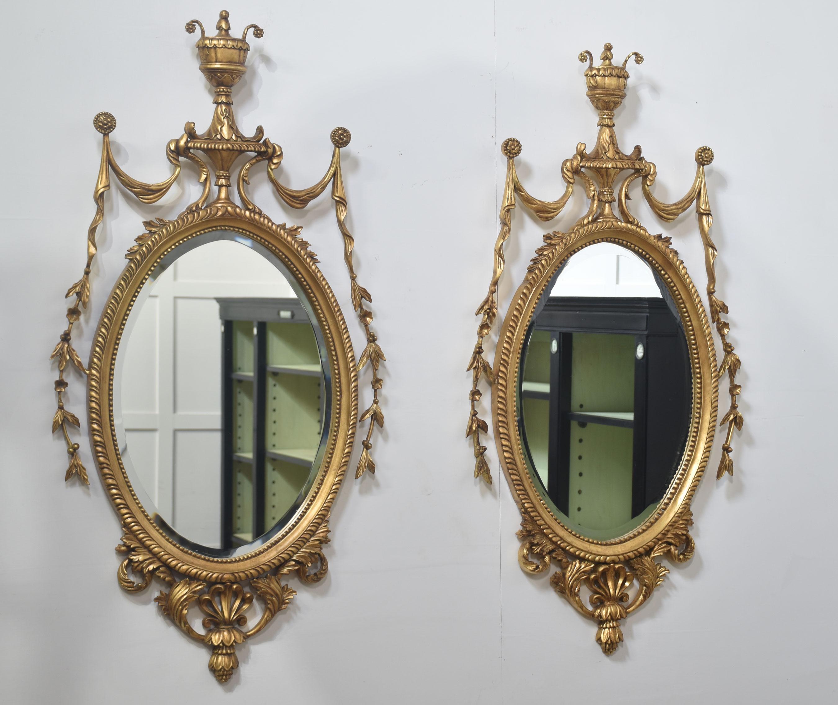 Pareja de espejos de pared ovalados de madera dorada tallada estilo Adam en venta 5