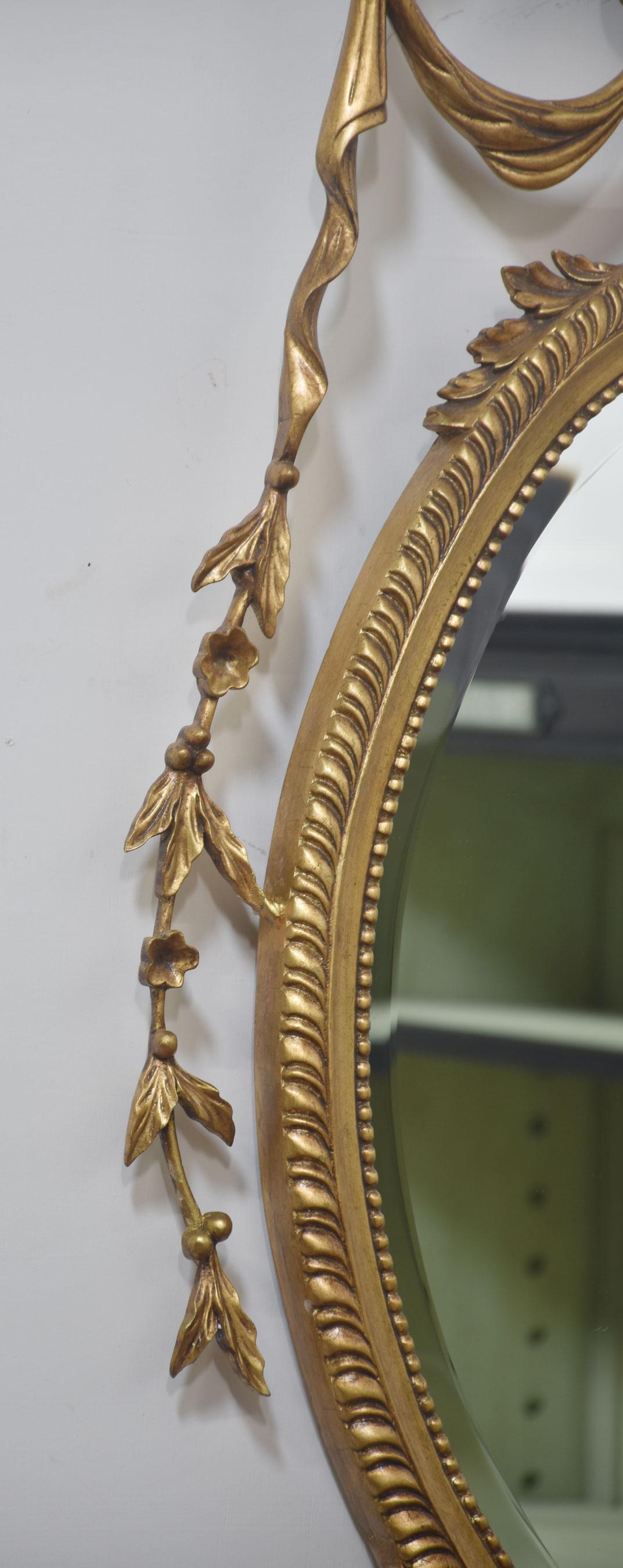Pareja de espejos de pared ovalados de madera dorada tallada estilo Adam Madera dorada en venta