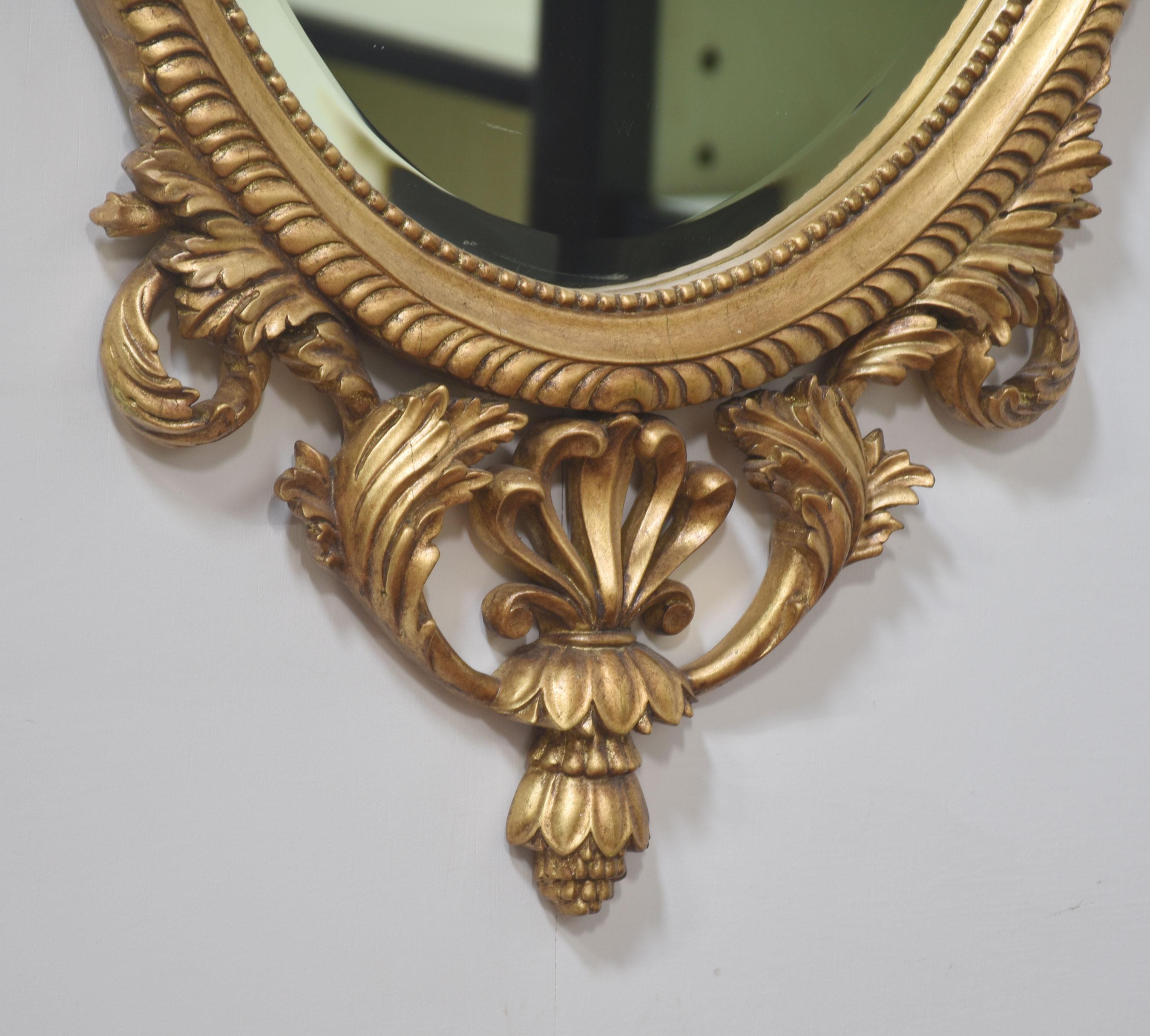 Pareja de espejos de pared ovalados de madera dorada tallada estilo Adam en venta 1