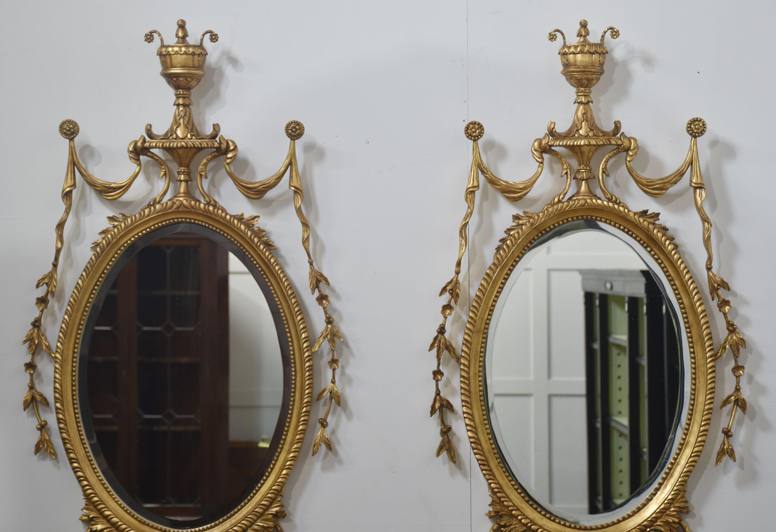 Pareja de espejos de pared ovalados de madera dorada tallada estilo Adam en venta 3