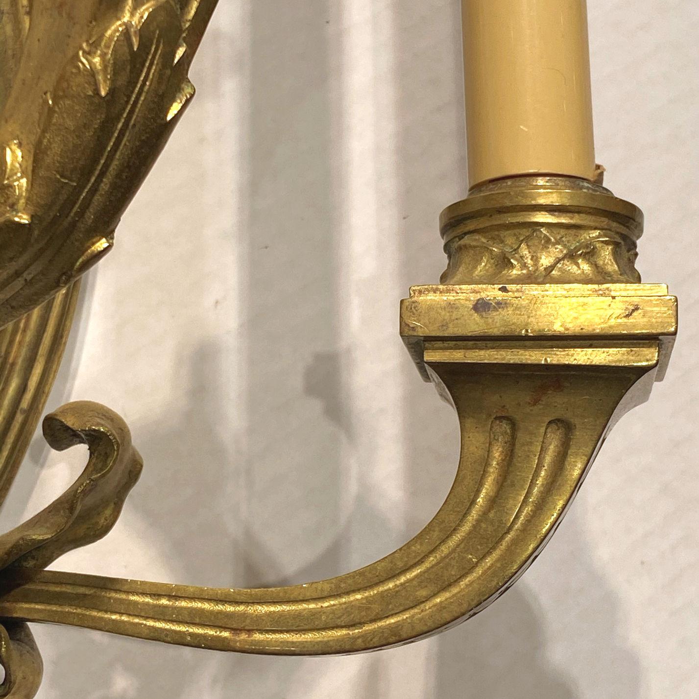 XIXe siècle Paire d'appliques murales à 5 lumières de style Adam géorgien du 19ème siècle en bronze doré en vente