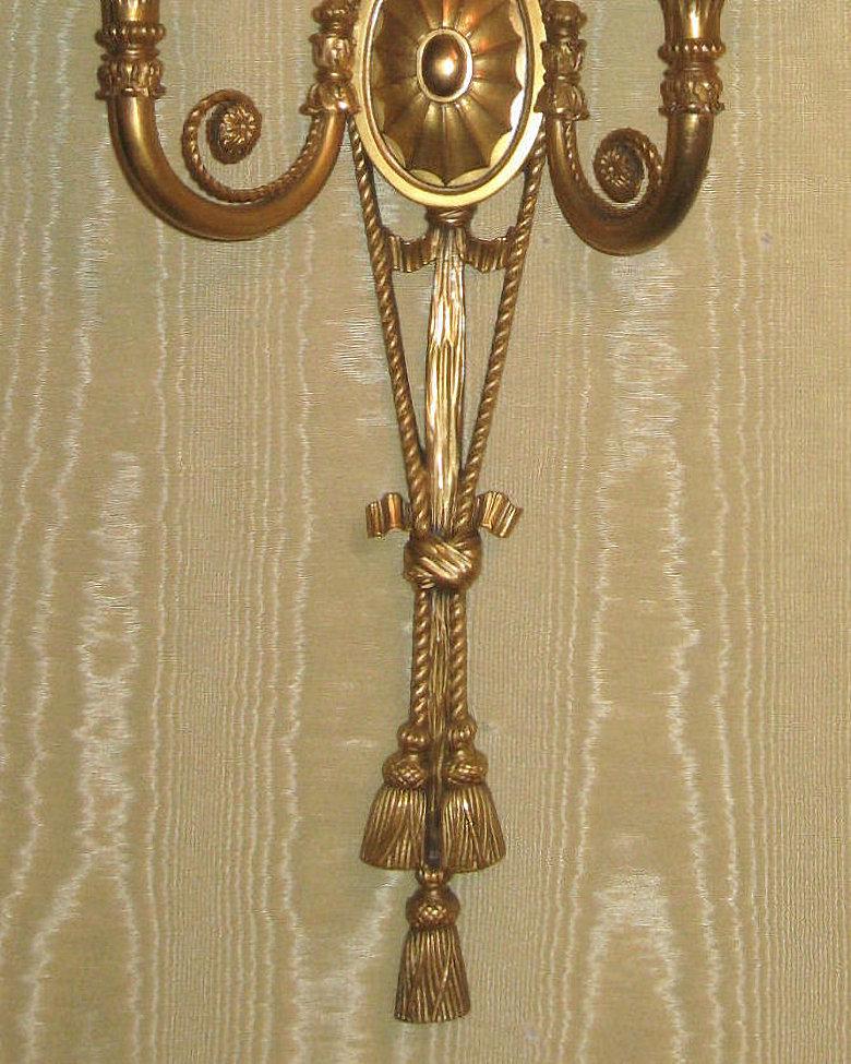 Zweiarmige Wandleuchten aus vergoldeter Bronze im Adam-Stil, Paar (Französisch) im Angebot