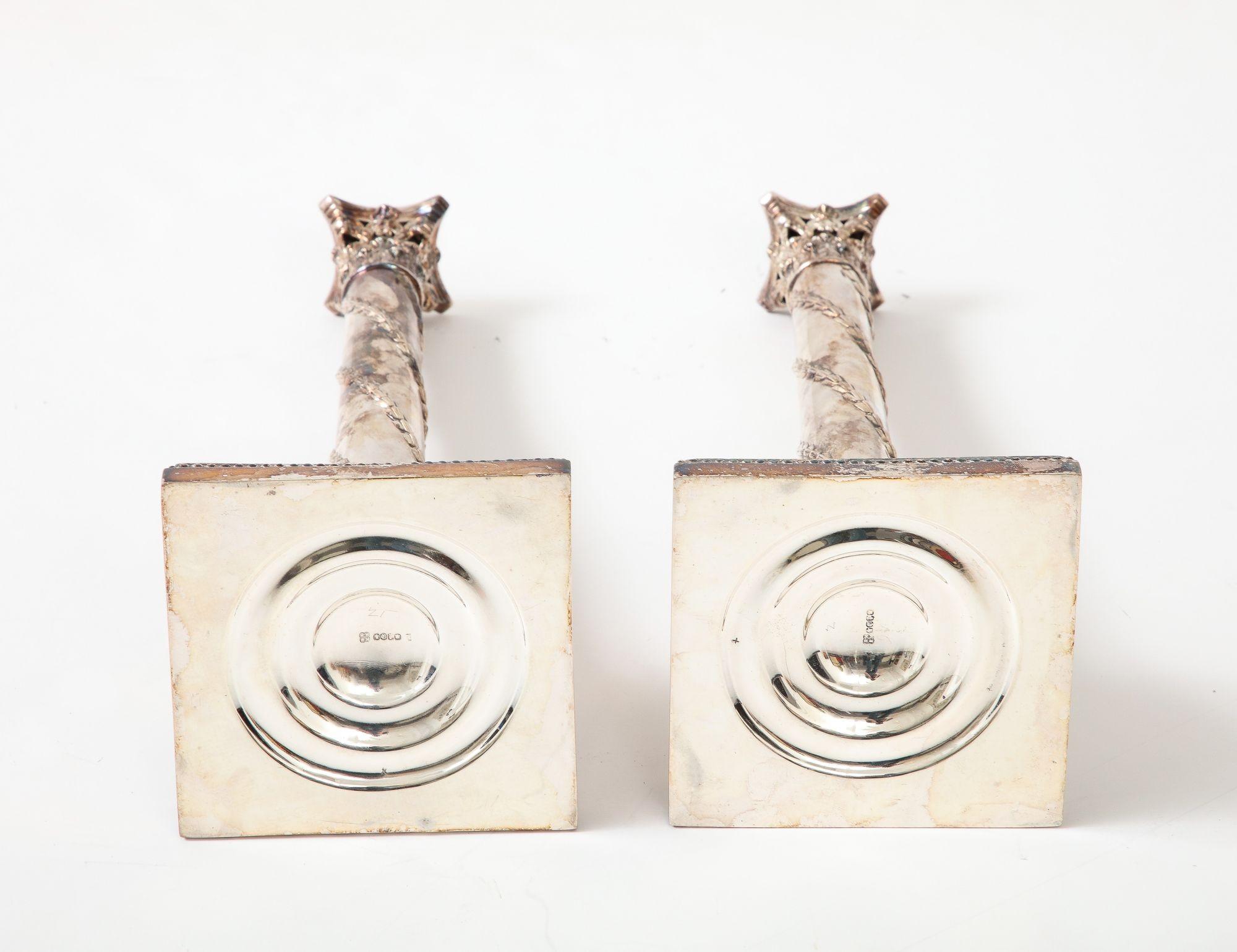 Coppia di candelabri in argento in stile Adams in vendita 2