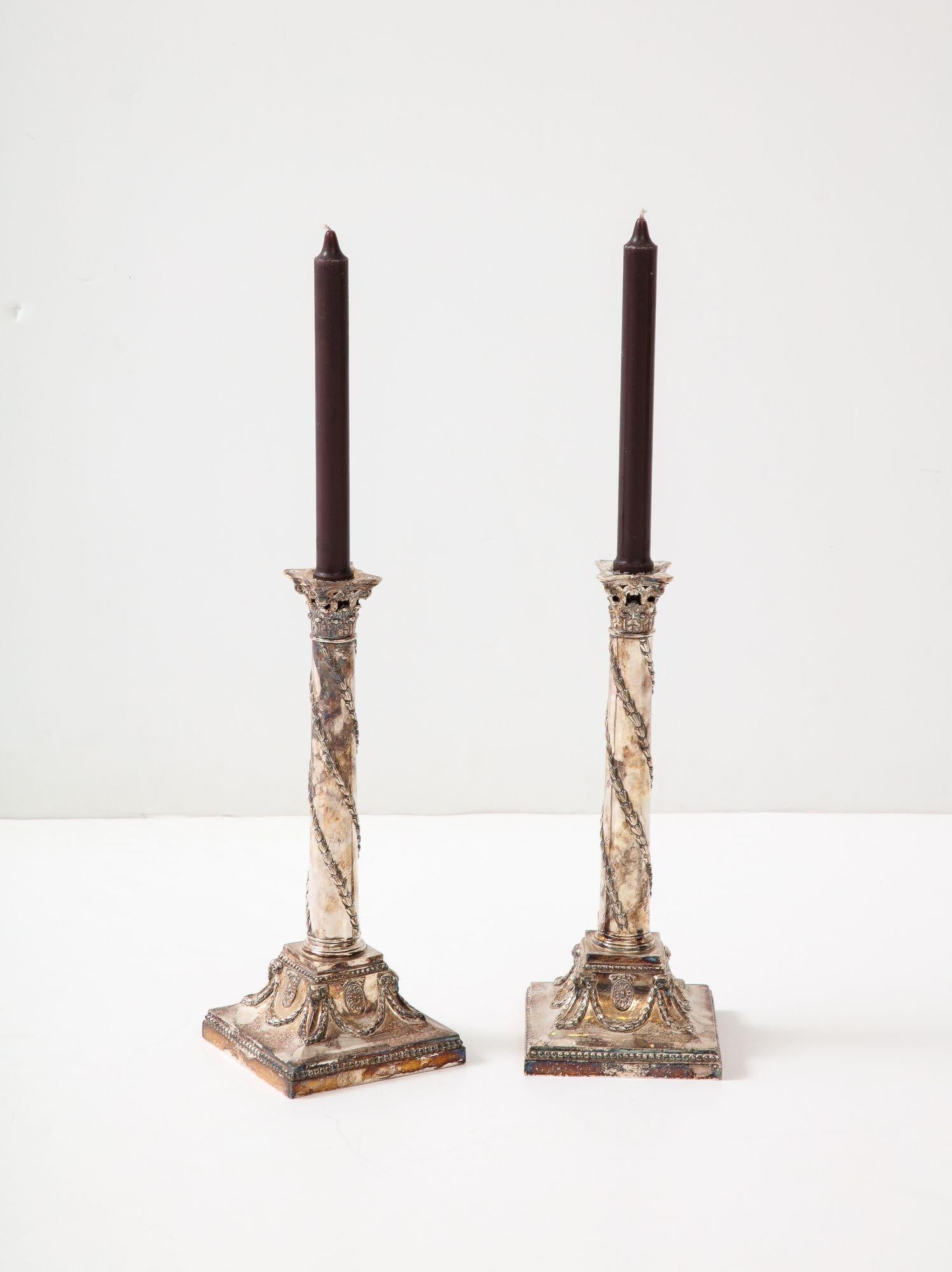 Coppia di candelabri in argento in stile Adams in vendita 4