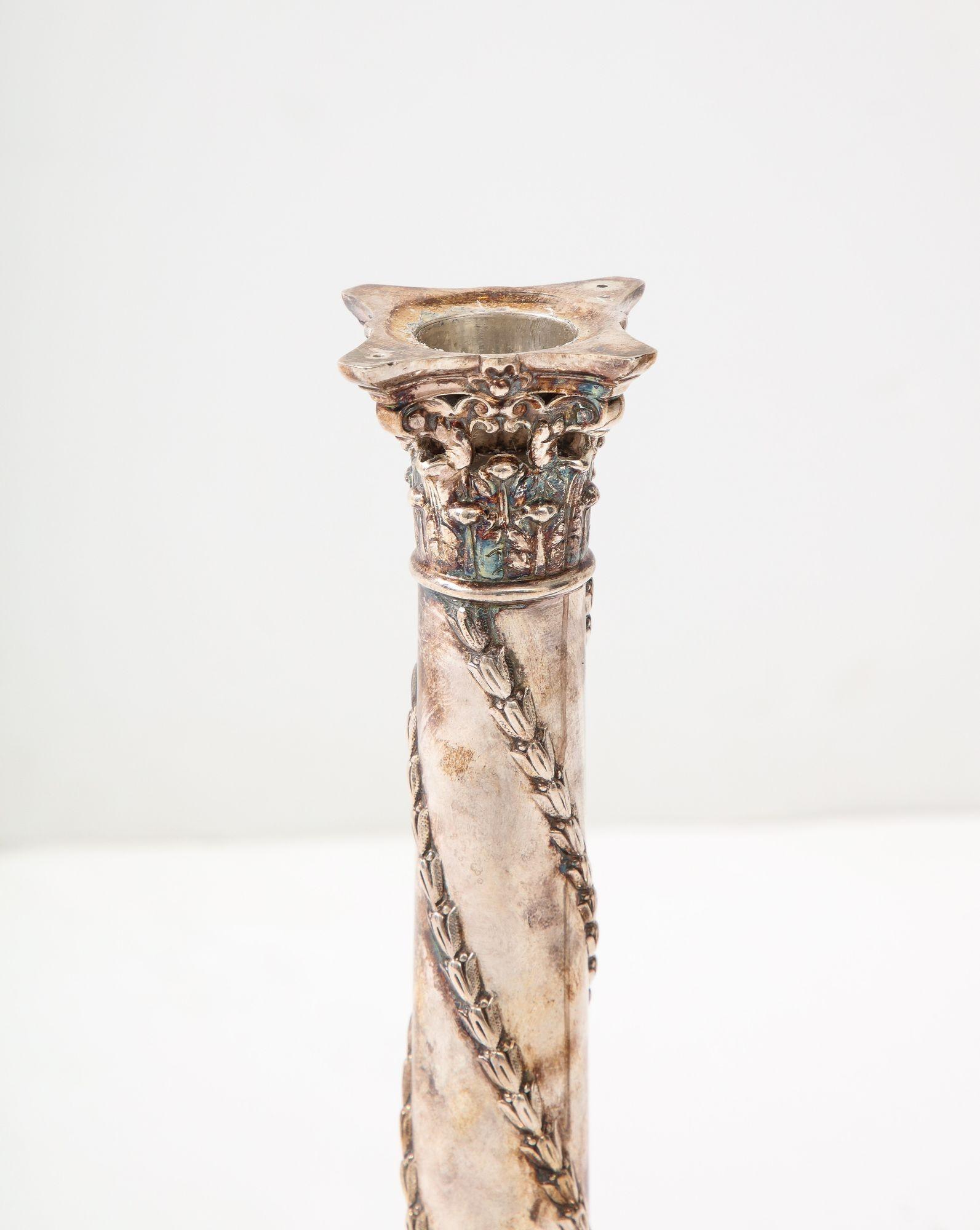 Coppia di candelabri in argento in stile Adams in vendita 8