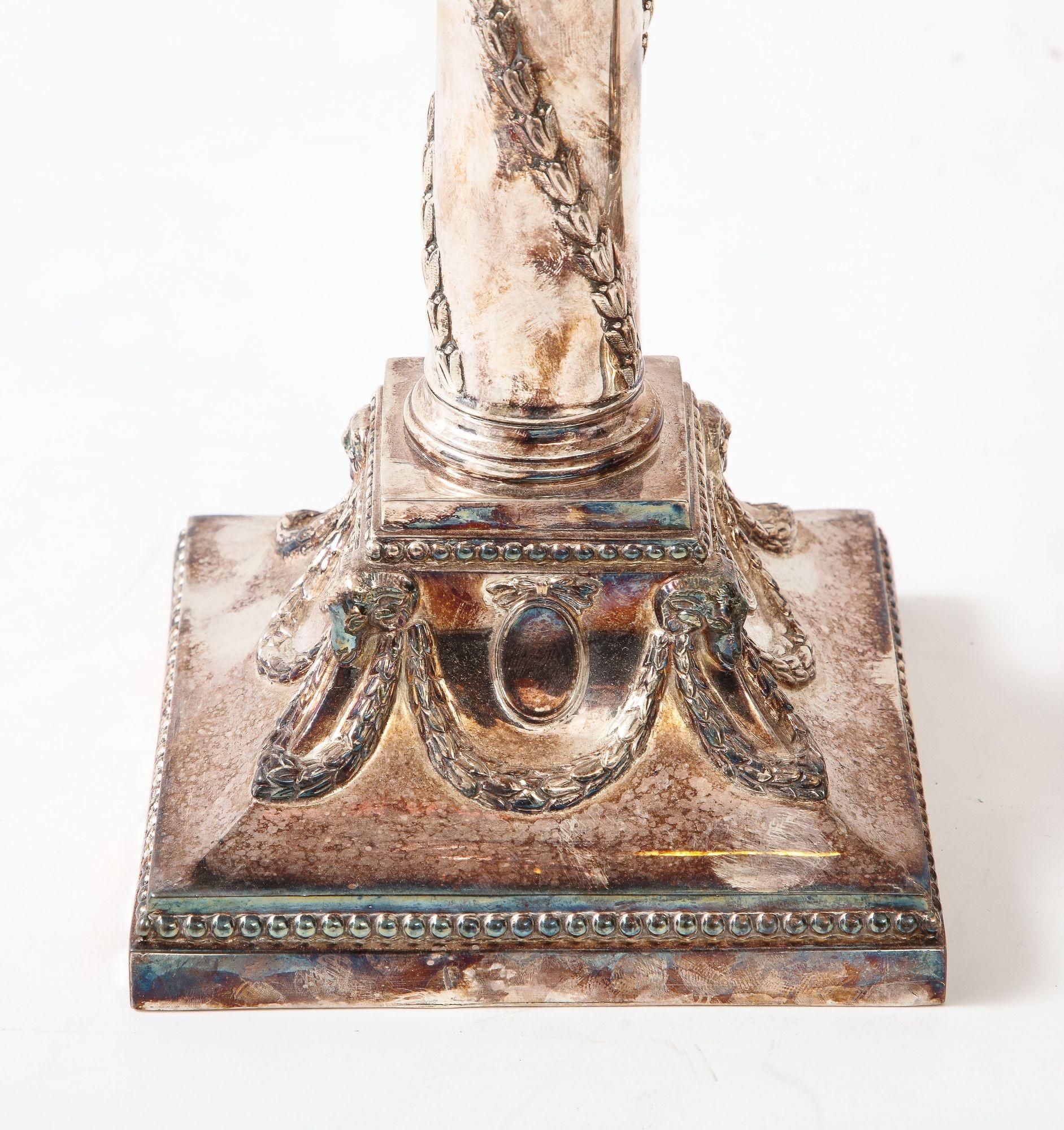 Coppia di candelabri in argento in stile Adams in vendita 9