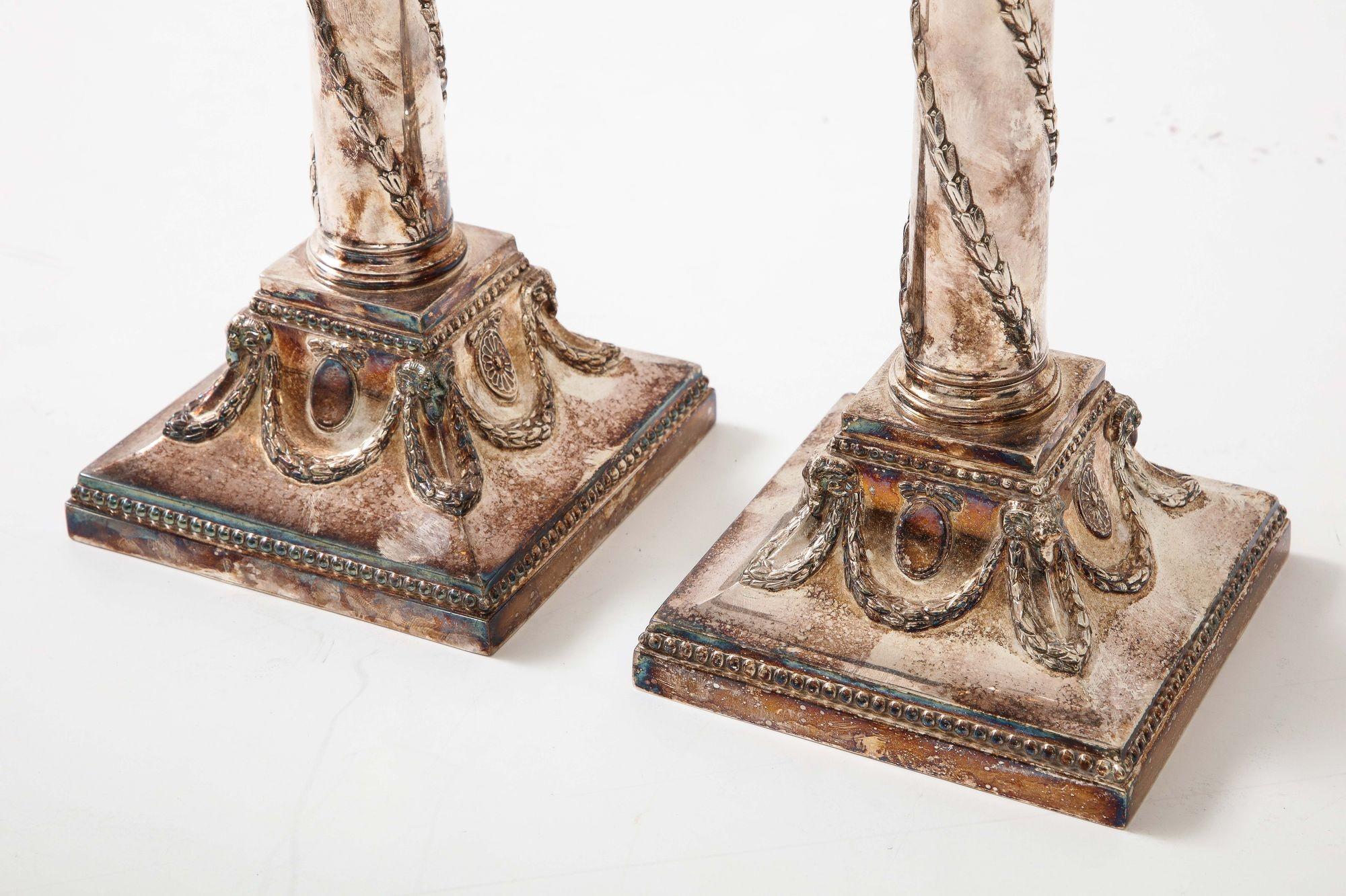 Stile Adam Coppia di candelabri in argento in stile Adams in vendita