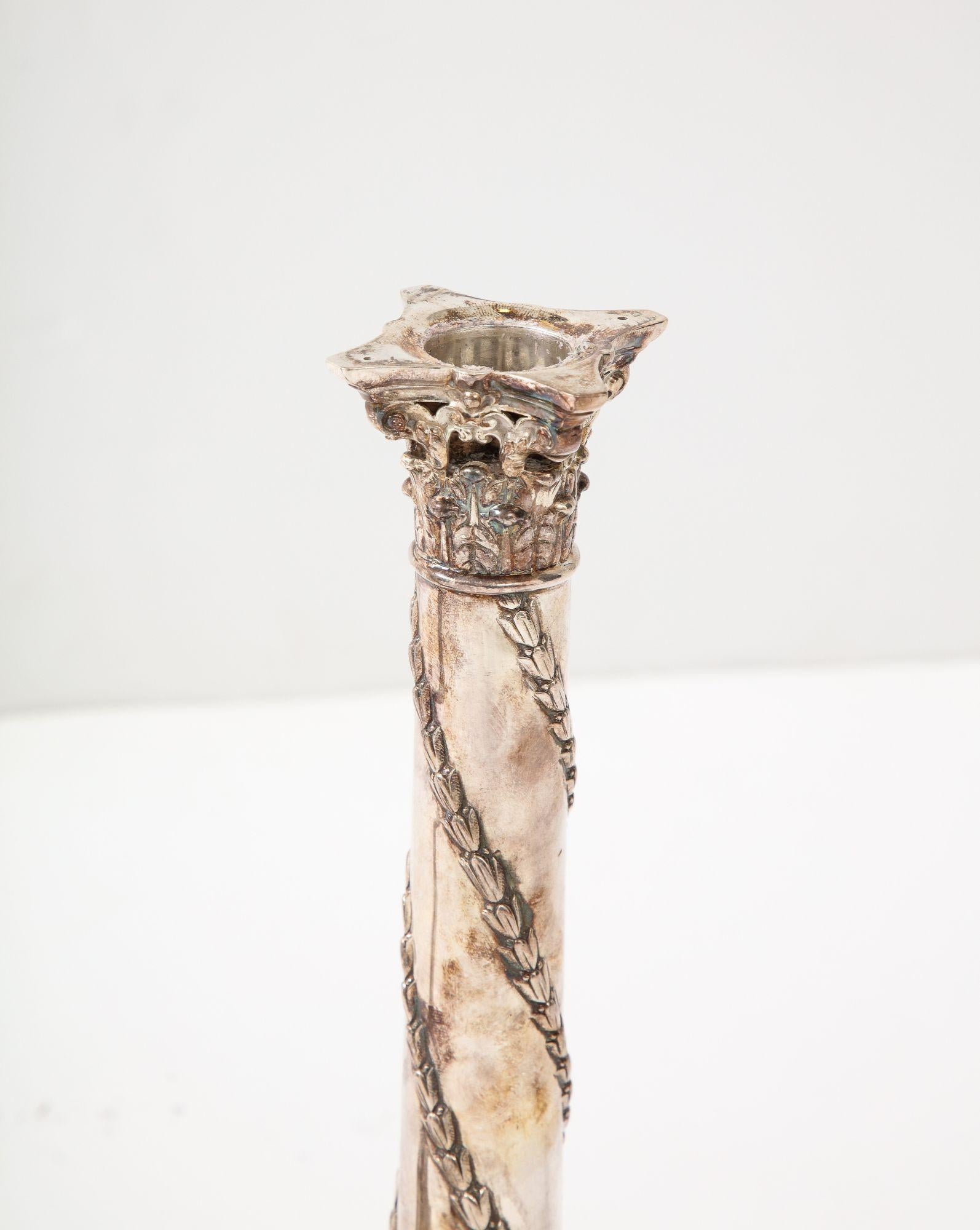 Calco Coppia di candelabri in argento in stile Adams in vendita