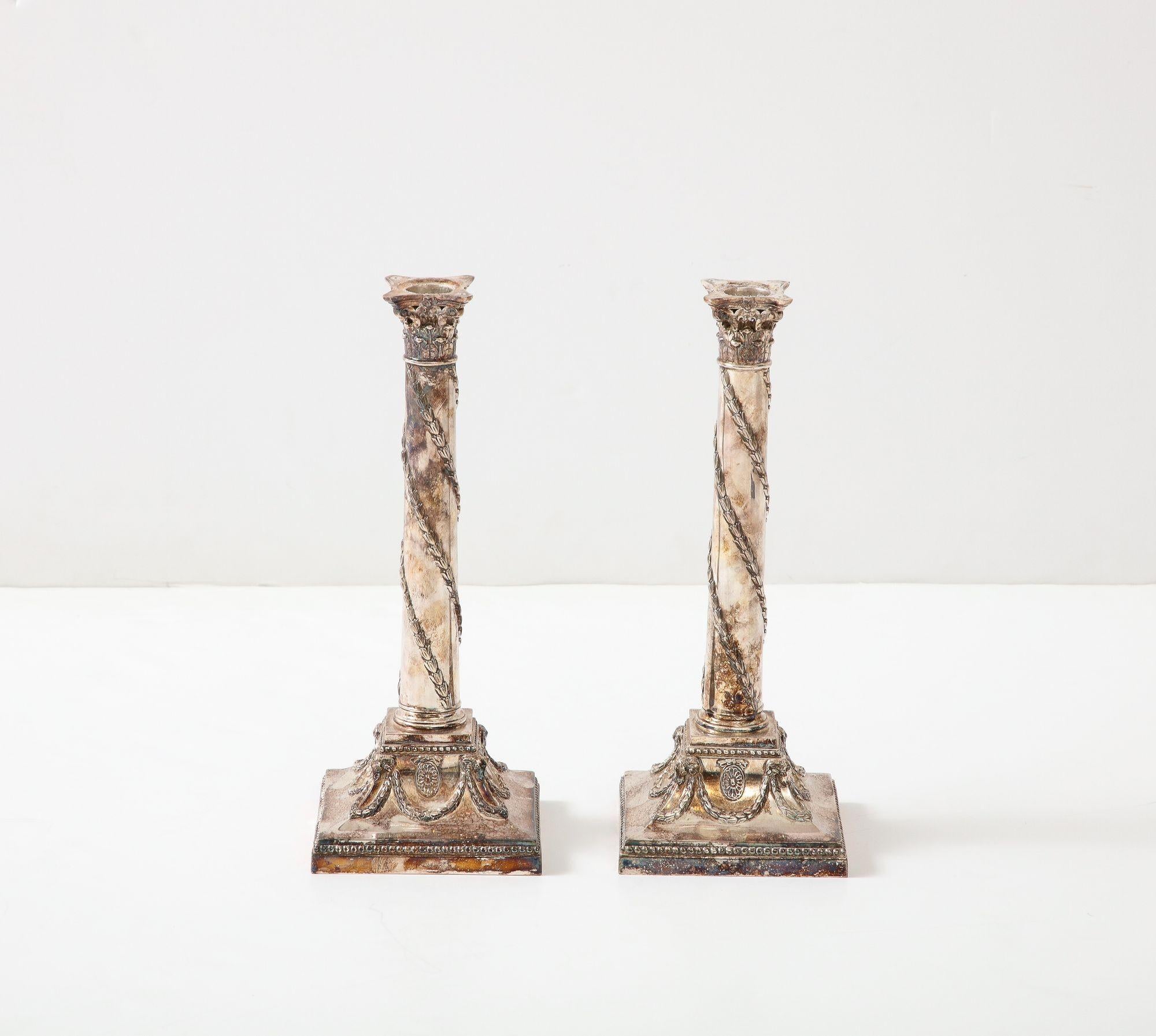 Inizio XX secolo Coppia di candelabri in argento in stile Adams in vendita