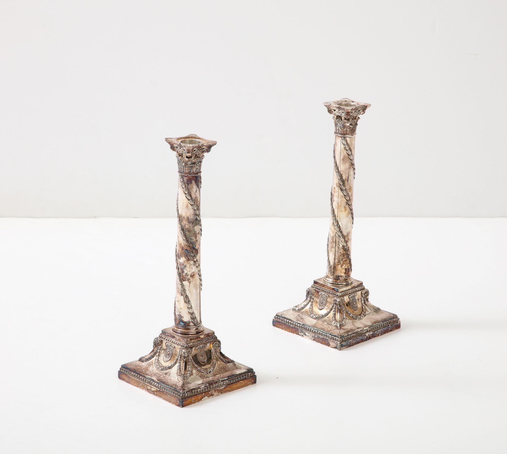 Argento Coppia di candelabri in argento in stile Adams in vendita