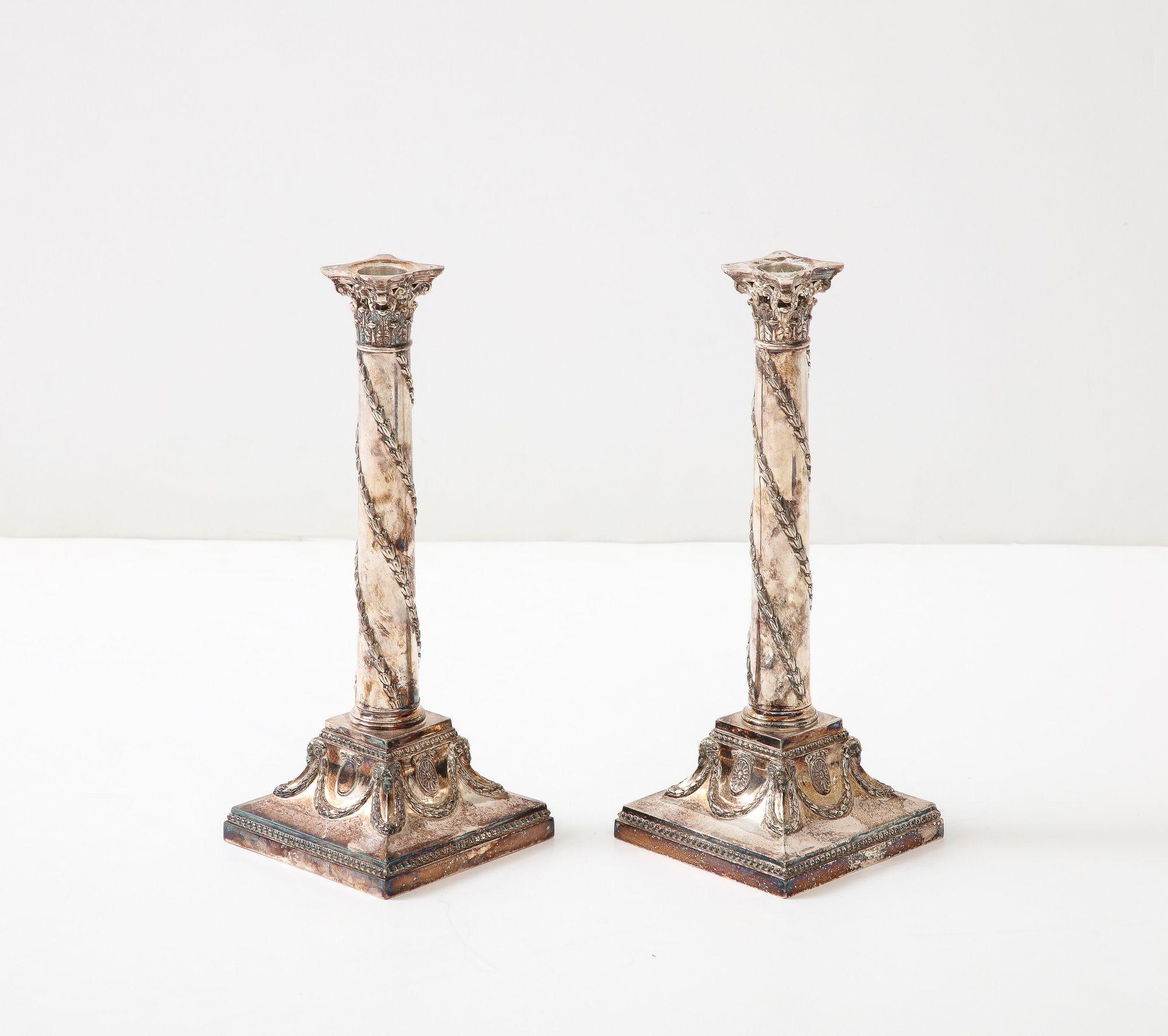 Coppia di candelabri in argento in stile Adams in vendita 1
