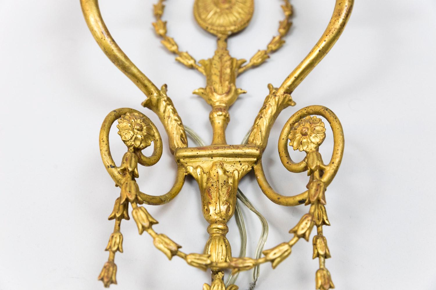 Pair of Adam Style Wall Sconces in Gilt Stucco and Metal, 1950s For Sale 3