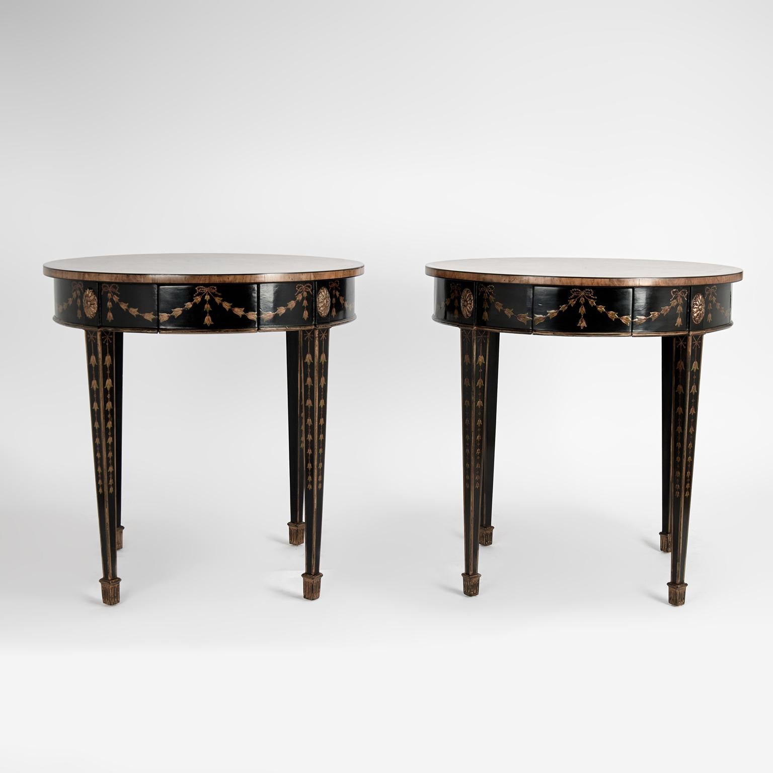Impressionante coppia di tavolini neoclassici realizzati in legno massiccio con piani in noce burlato a taglio crotch bordati in mogano su una cassa rotonda con un cassetto su quattro gambe affusolate con piedi a vanga, tutti decorati a mano con
