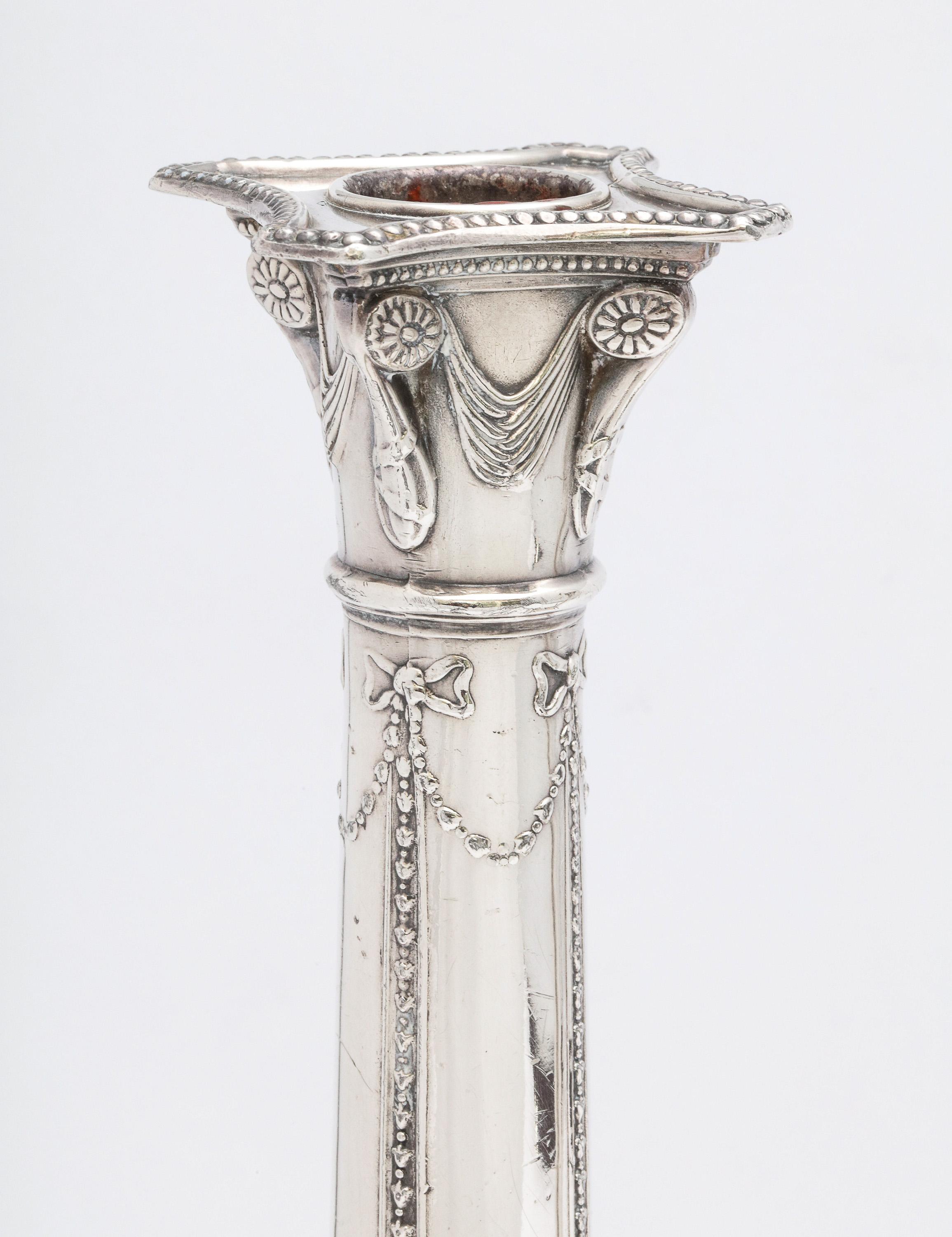 Pair of Adams-Style Sheffield Plated Column-Form Candlesticks In Good Condition In New York, NY