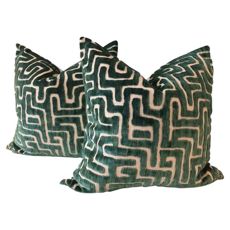 Coppia di cuscini con stampa geometrica "Adina" in verde smeraldo in vendita