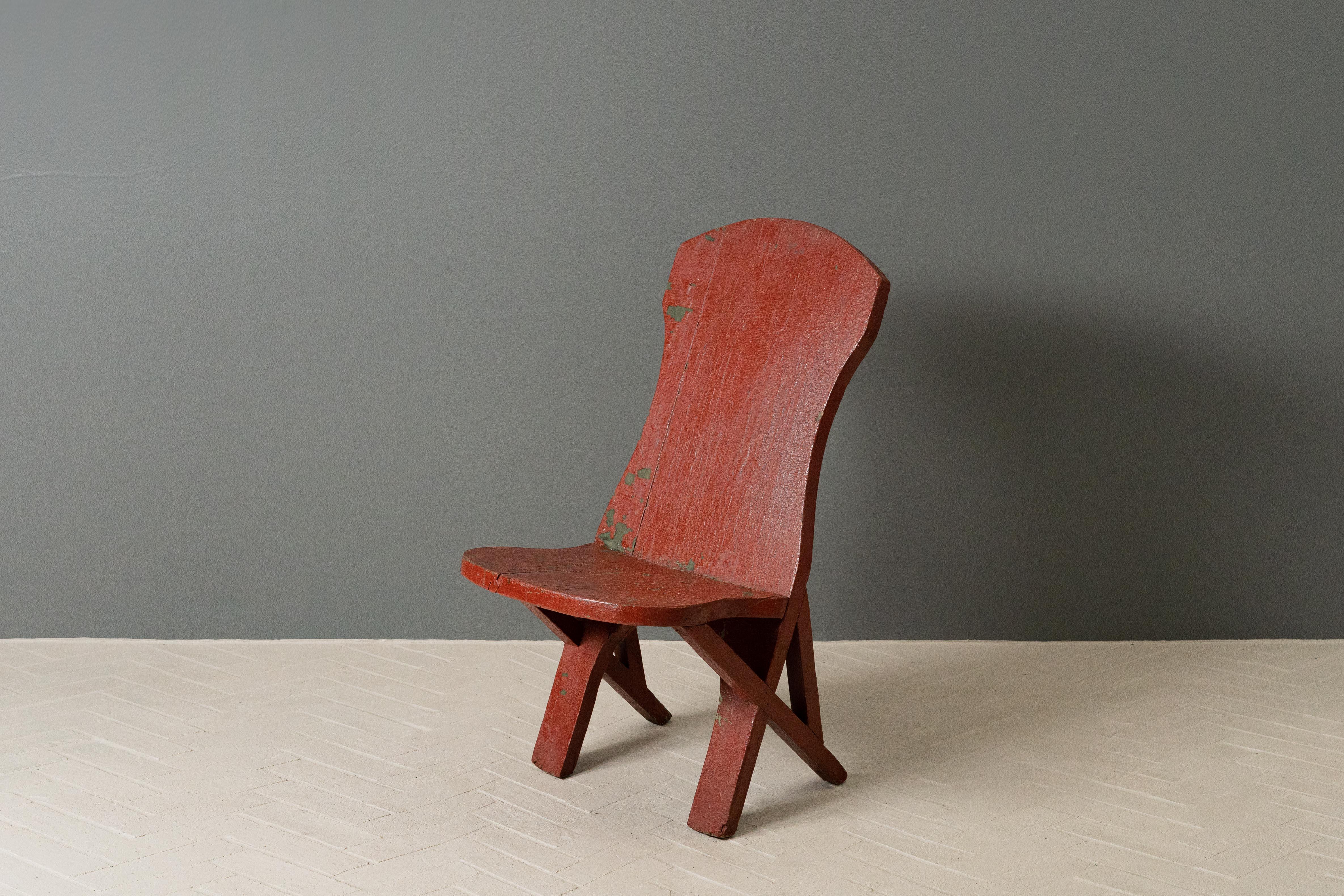 États-Unis, vers les années 1930. Une paire de chaises d'appoint élégantes provenant des Adirondacks. Chacun d'entre eux est fabriqué à la main à partir de six morceaux de bois, très probablement par un artisan ou un charpentier local. Moderniste
