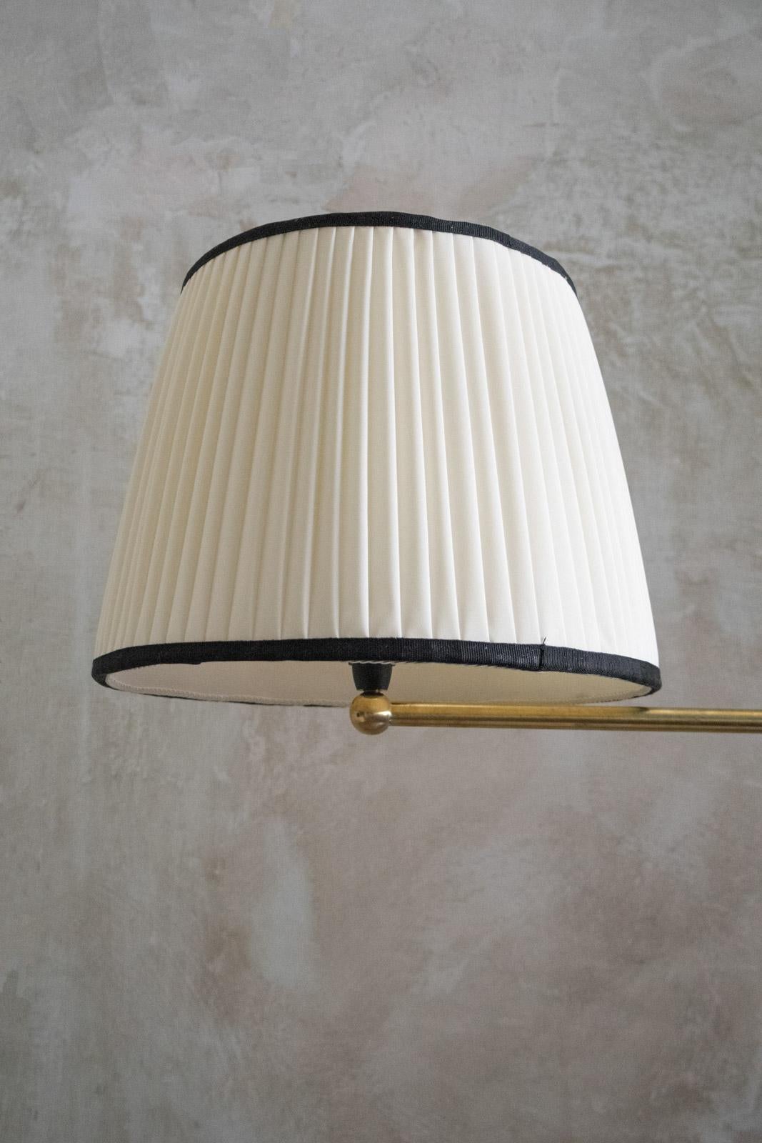 Coppia di lampade da terra regolabili in ottone con paralume in tessuto - anni '70 in vendita 4
