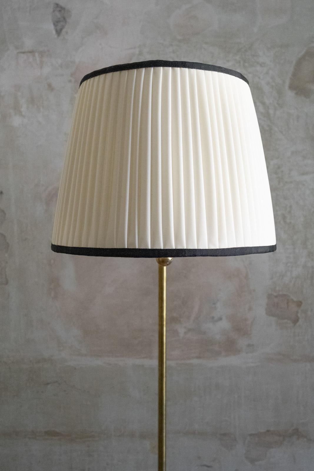 Coppia di lampade da terra regolabili in ottone con paralume in tessuto - anni '70 in vendita 5