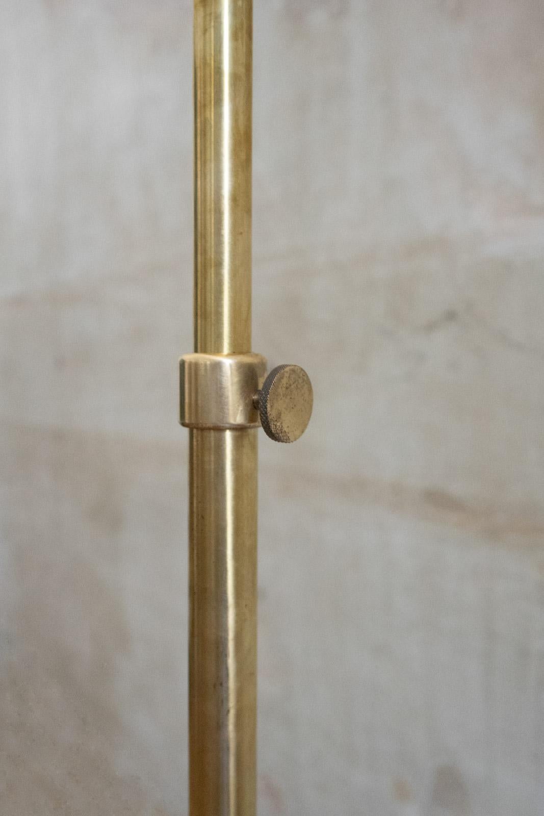 Coppia di lampade da terra regolabili in ottone con paralume in tessuto - anni '70 in vendita 7