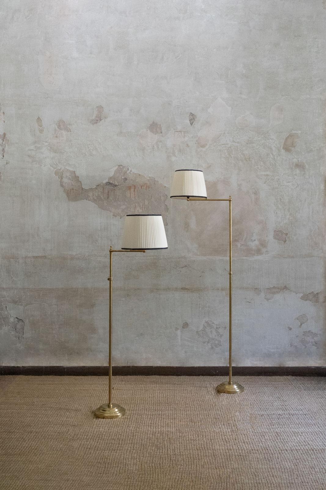 Italiano Coppia di lampade da terra regolabili in ottone con paralume in tessuto - anni '70 in vendita