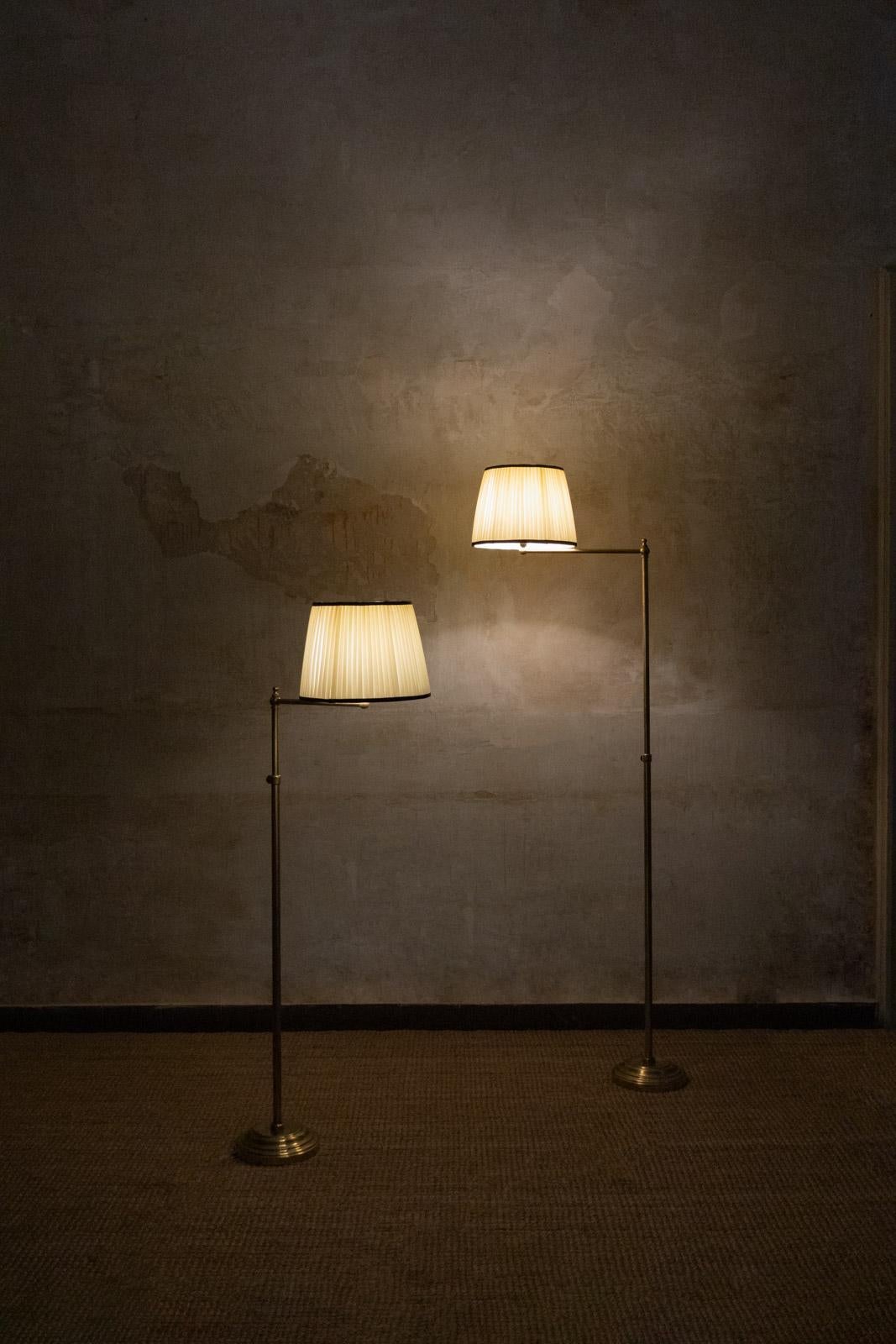 Coppia di lampade da terra regolabili in ottone con paralume in tessuto - anni '70 In condizioni buone in vendita a Roma, RM