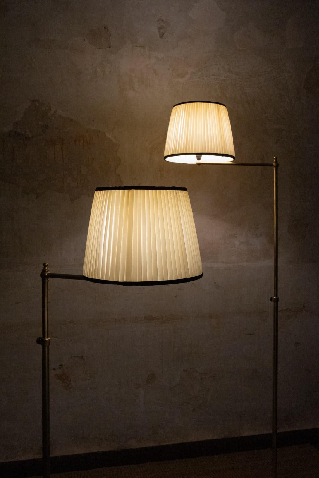 Coppia di lampade da terra regolabili in ottone con paralume in tessuto - anni '70 in vendita 1