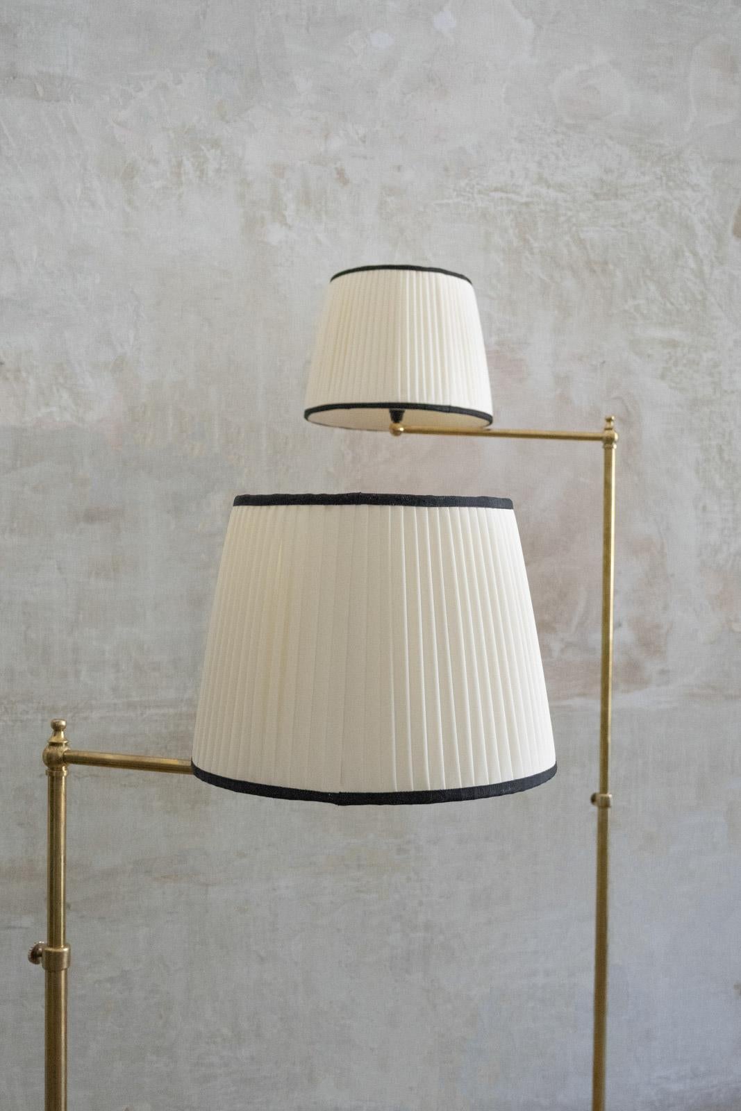 Coppia di lampade da terra regolabili in ottone con paralume in tessuto - anni '70 in vendita 2