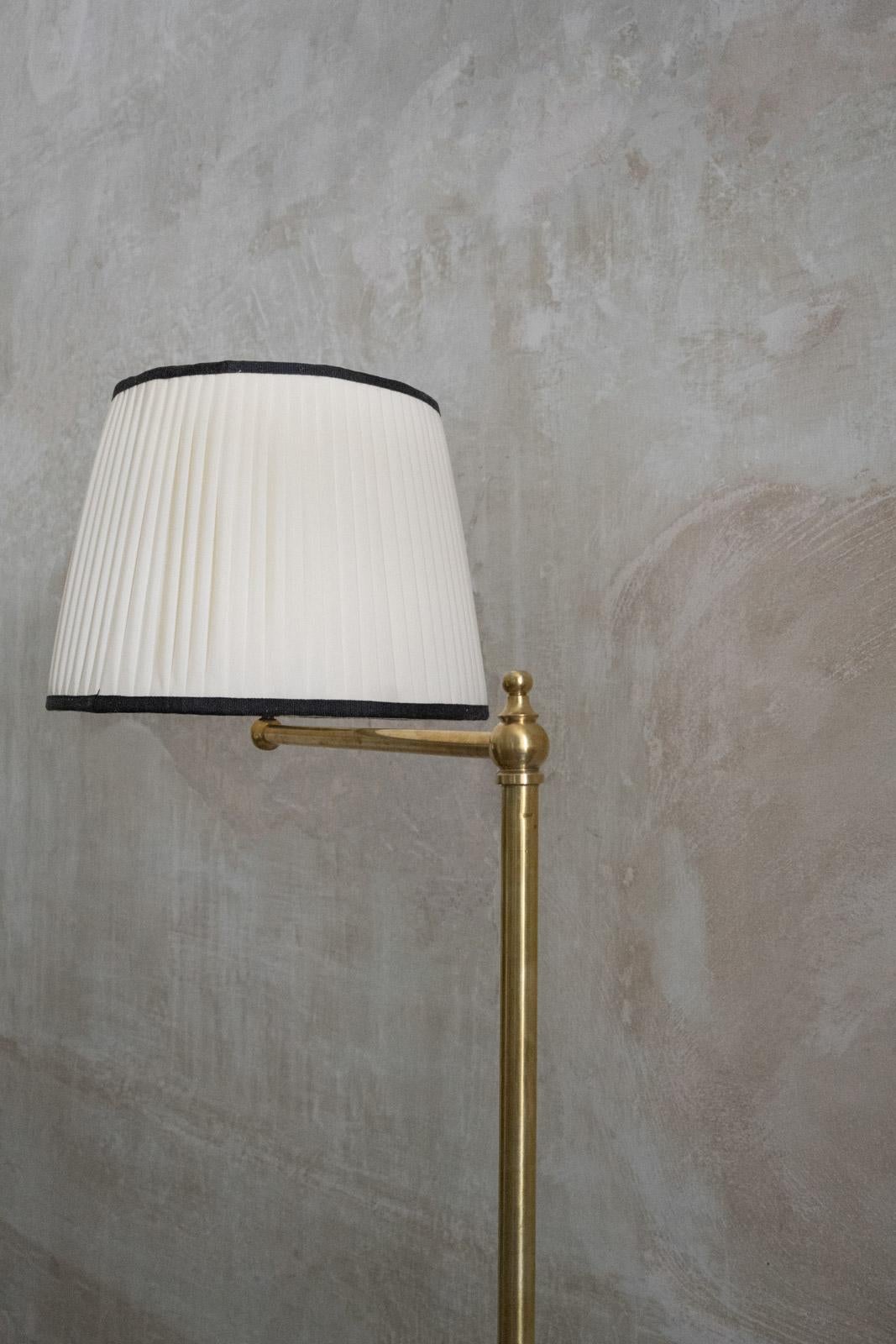 Coppia di lampade da terra regolabili in ottone con paralume in tessuto - anni '70 in vendita 3