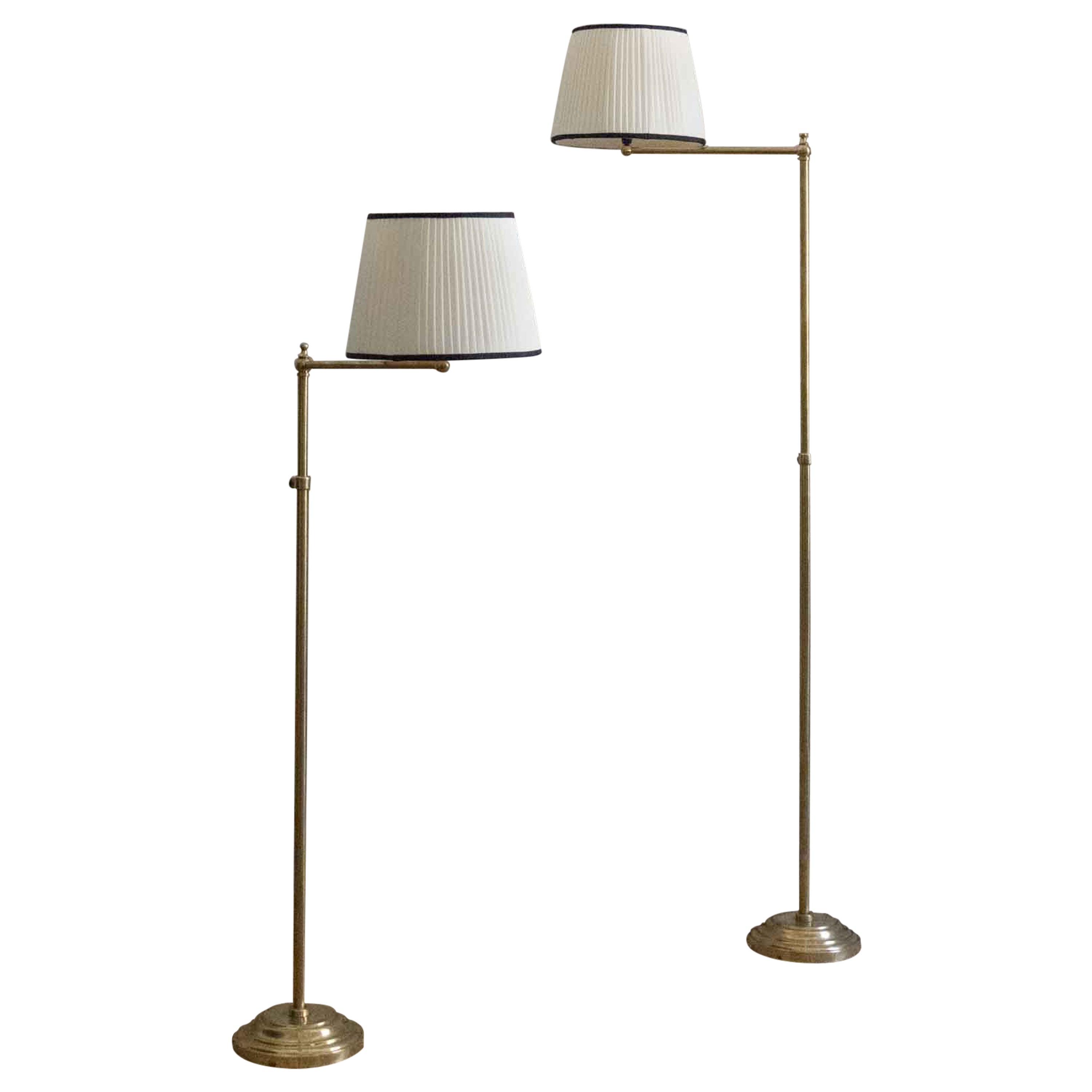 Coppia di lampade da terra regolabili in ottone con paralume in tessuto - anni '70 in vendita