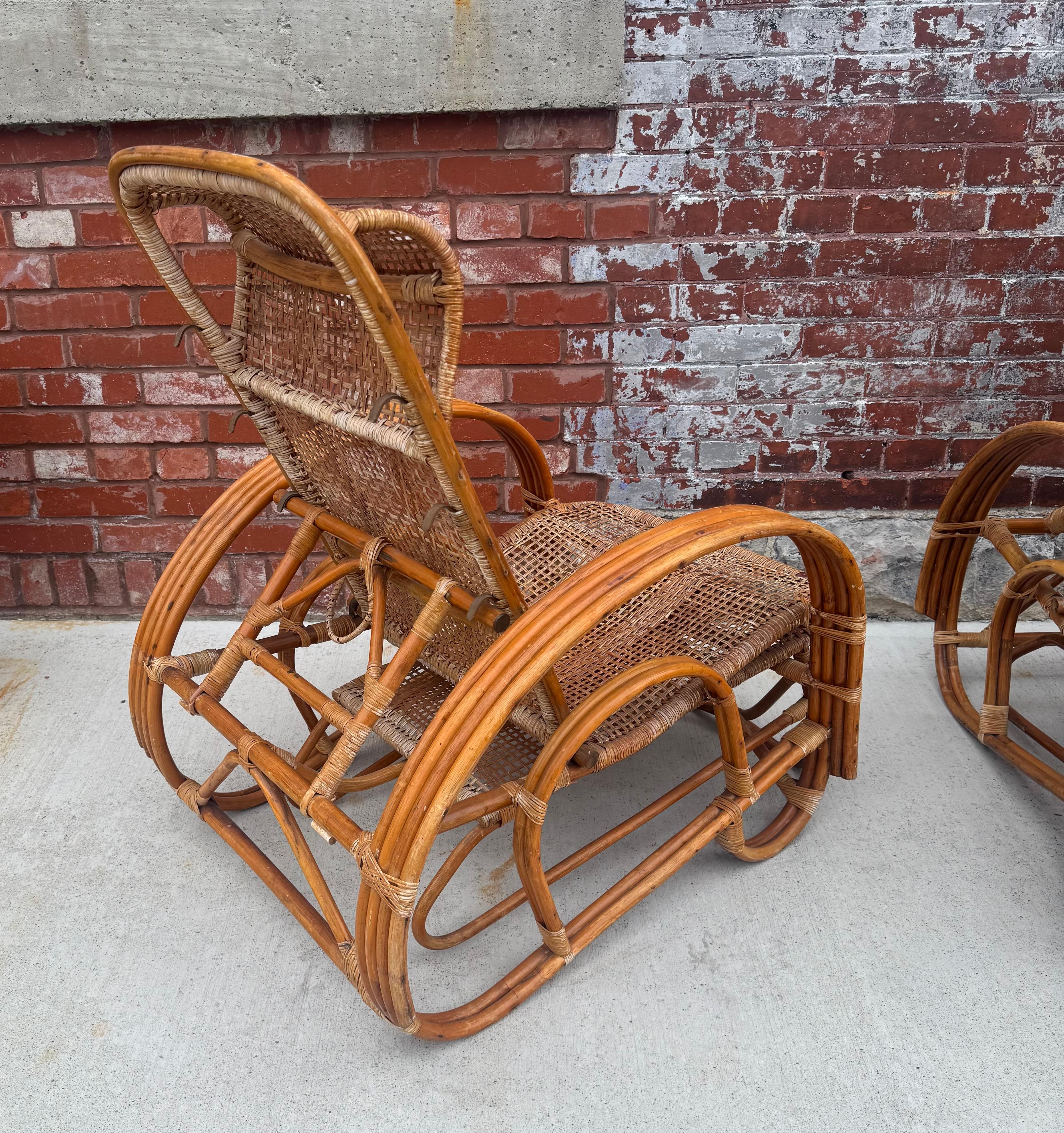 Spettacolare coppia di poltrone reclinabili / sedie da salotto completamente realizzate in bambù curvato, rattan e vimini intrecciato a mano.  Queste splendide sedie da salotto sono state prodotte in Italia negli anni '70 e sono attribuite alla