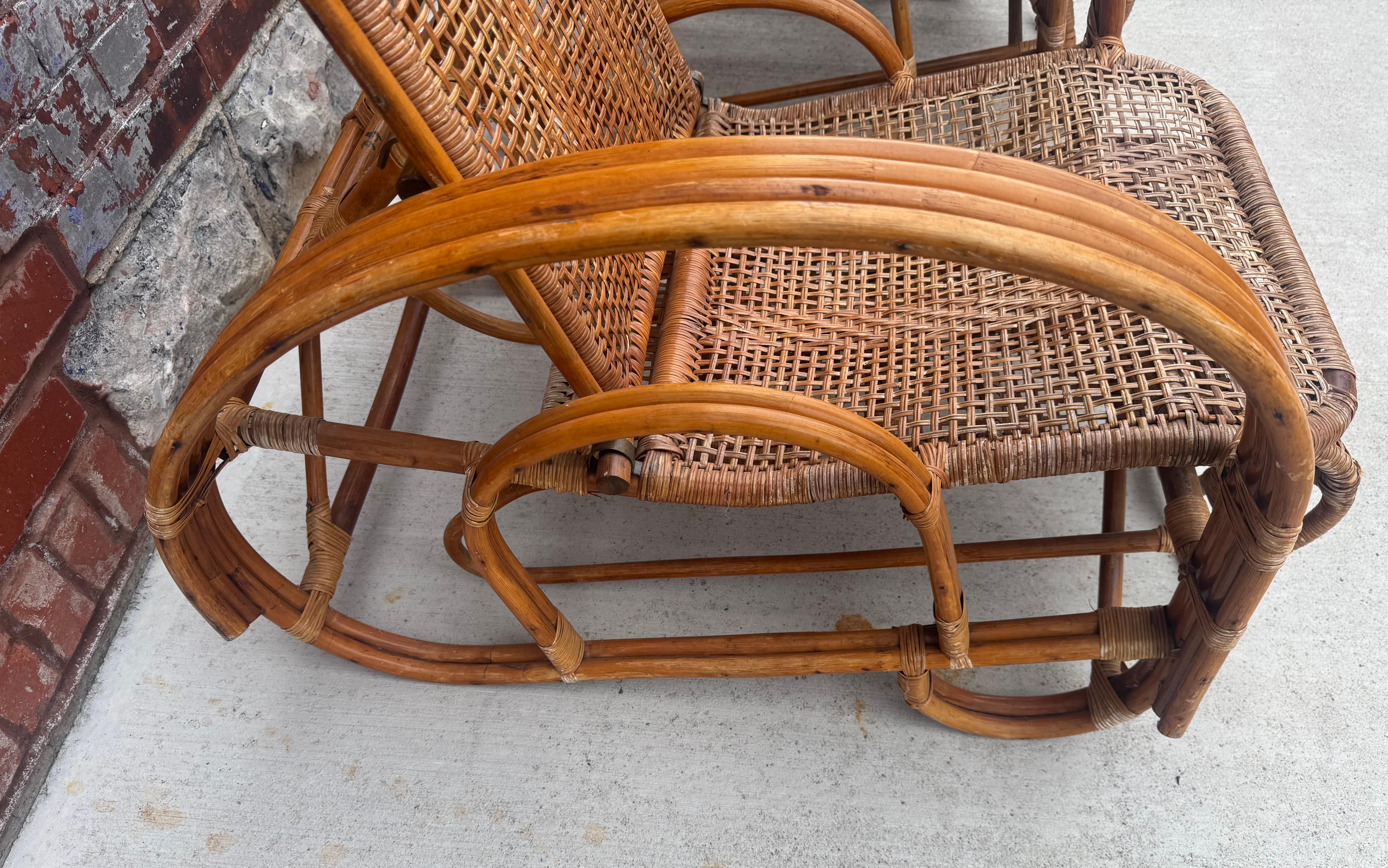 Art Déco Coppia di sedie a sdraio regolabili/ottomane in vimini e bambù, Italia anni '70 in vendita