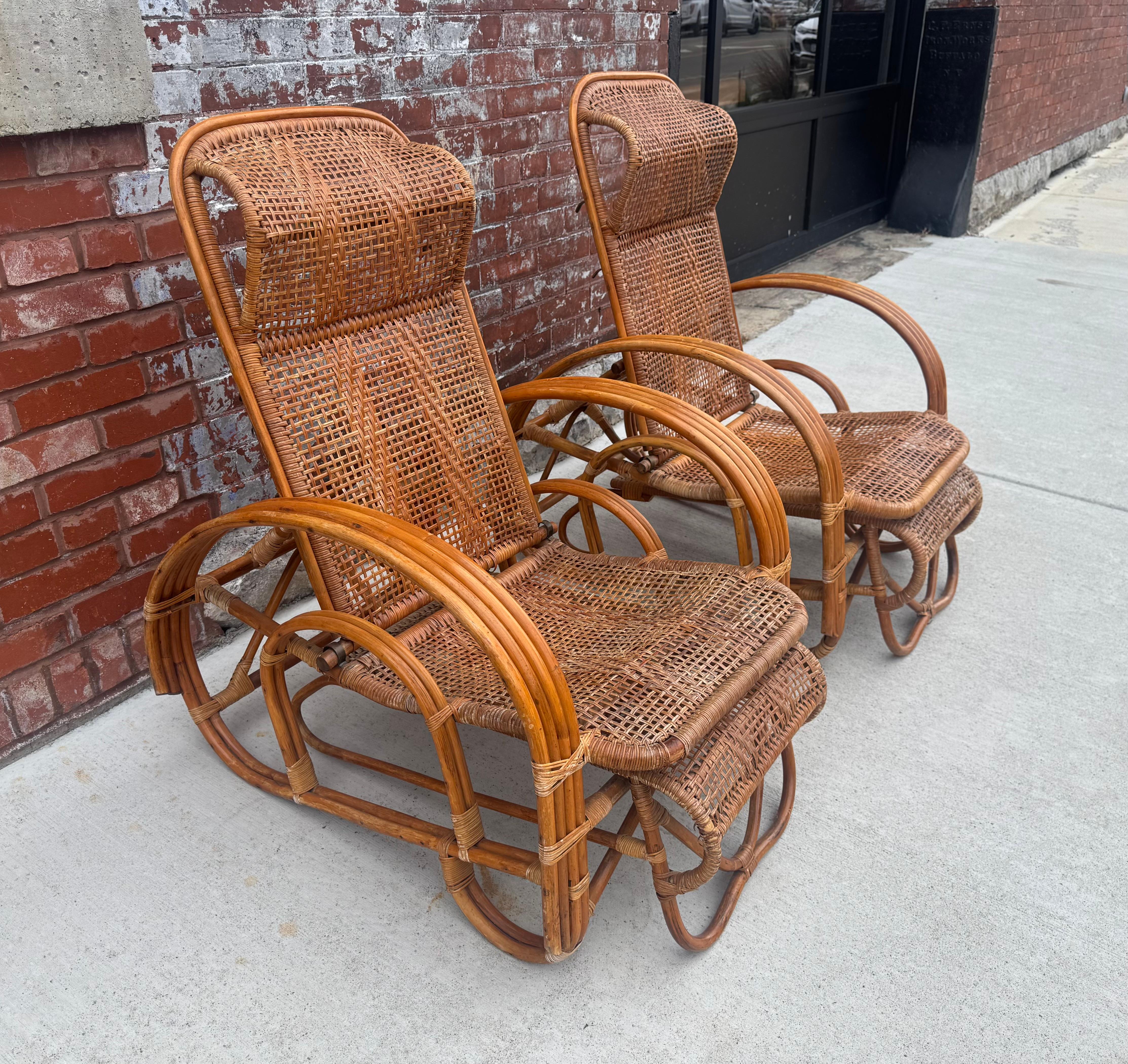 Italiano Coppia di sedie a sdraio regolabili/ottomane in vimini e bambù, Italia anni '70 in vendita