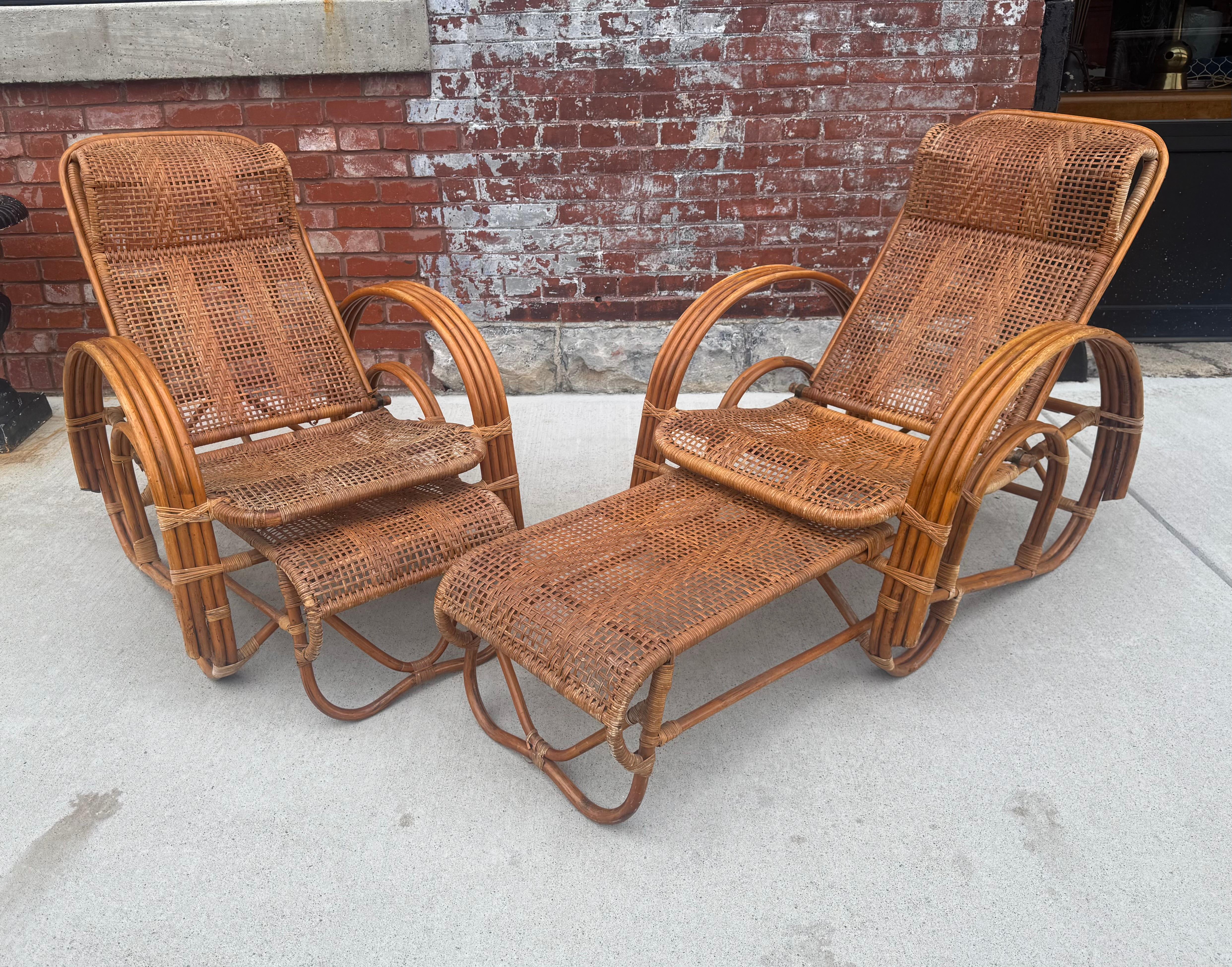 Fine XX secolo Coppia di sedie a sdraio regolabili/ottomane in vimini e bambù, Italia anni '70 in vendita