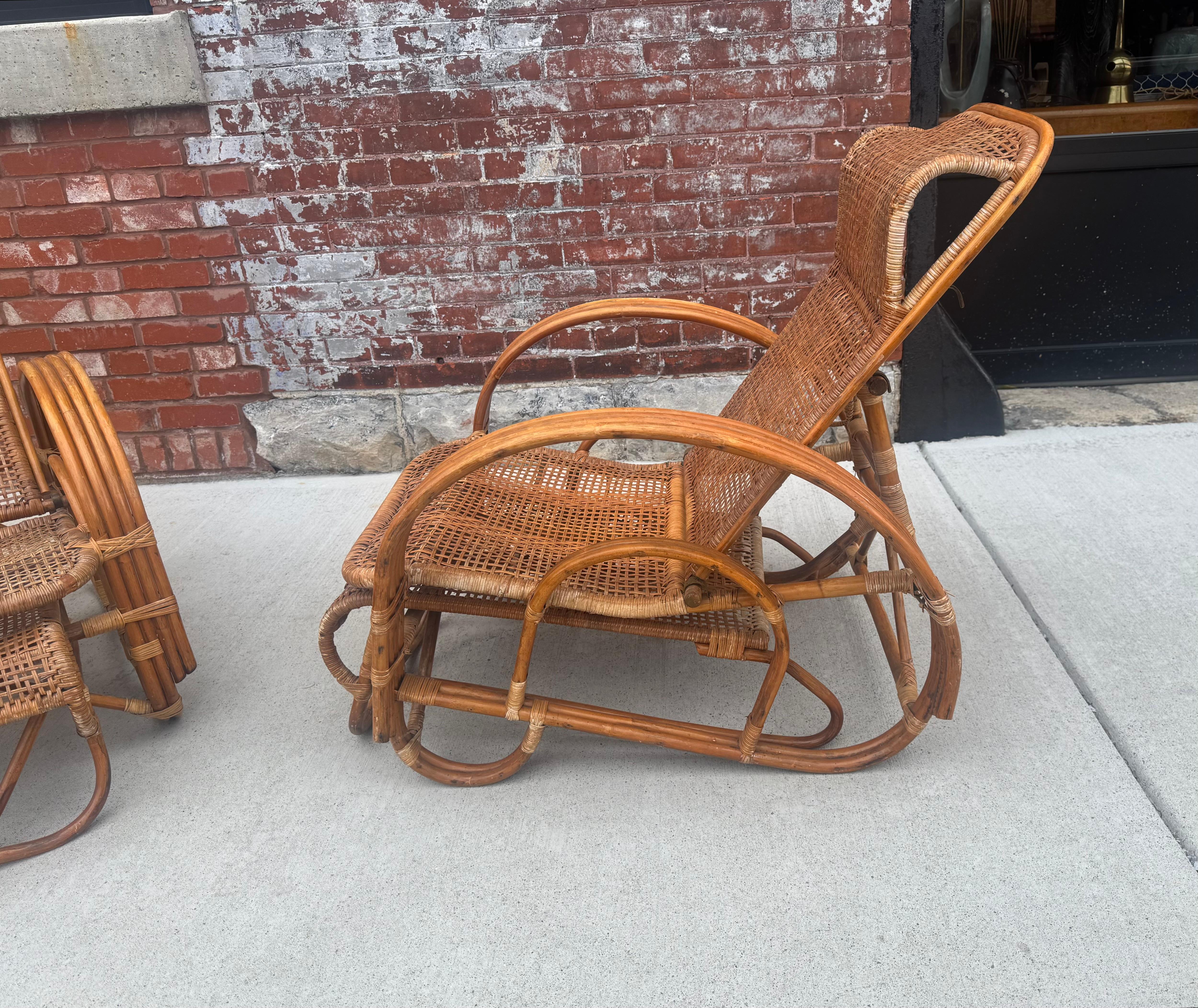 Coppia di sedie a sdraio regolabili/ottomane in vimini e bambù, Italia anni '70 in vendita 1