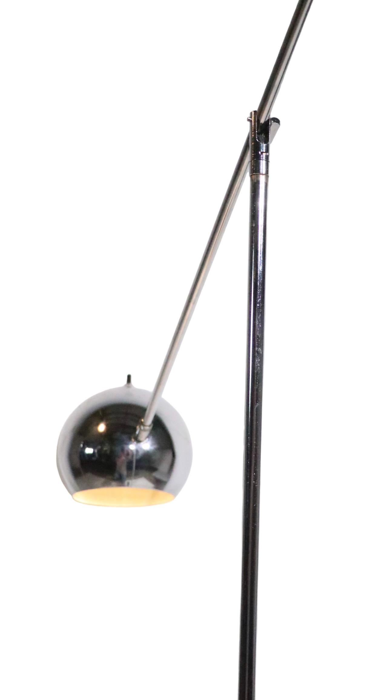 Mid-Century Modern Paire de lampadaires réglables en chrome Eyeball Orbiter de Sonneman C 1970