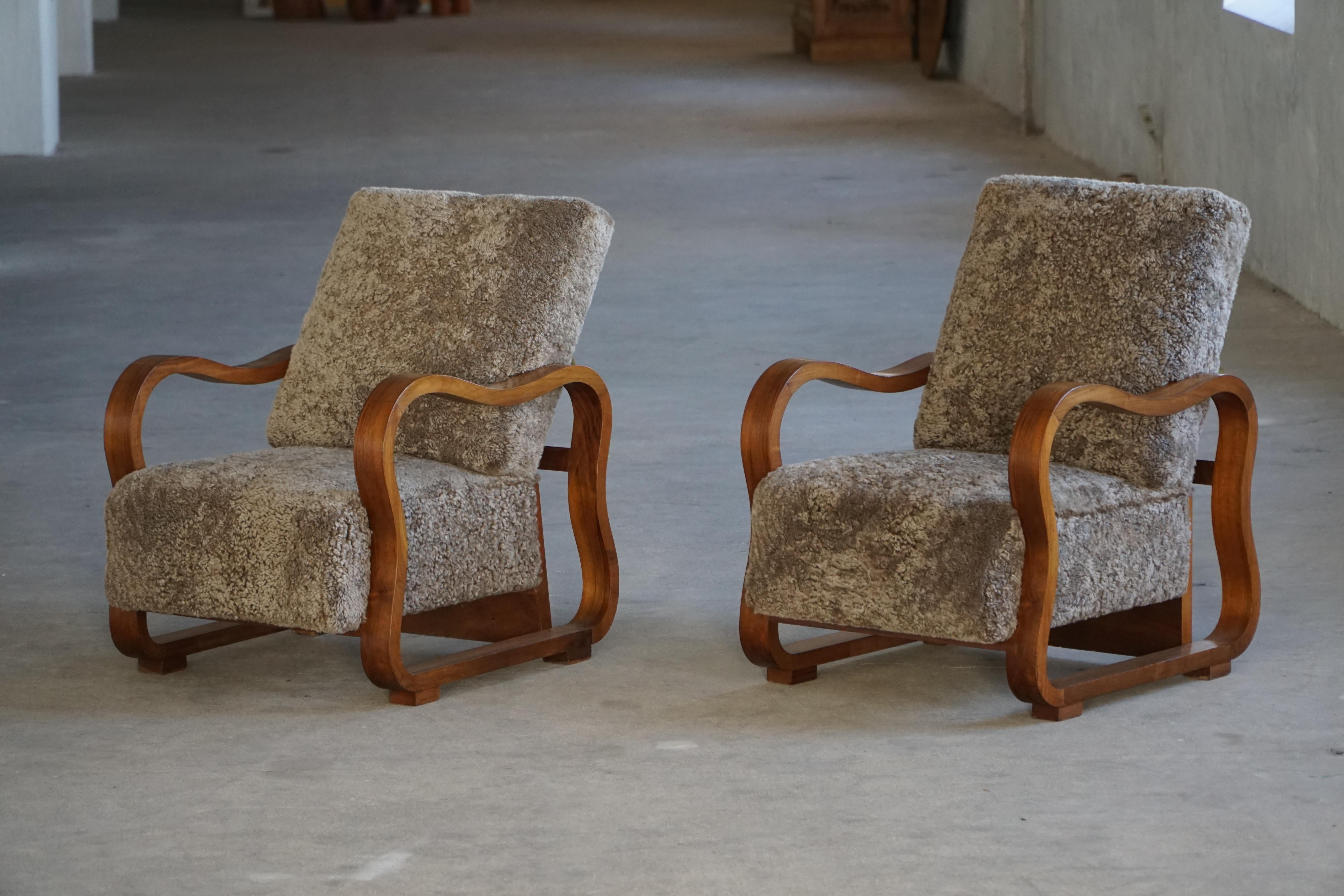 Pareja de sillones Art Decó daneses ajustables de lana de cordero y nogal, años 30 en venta 7