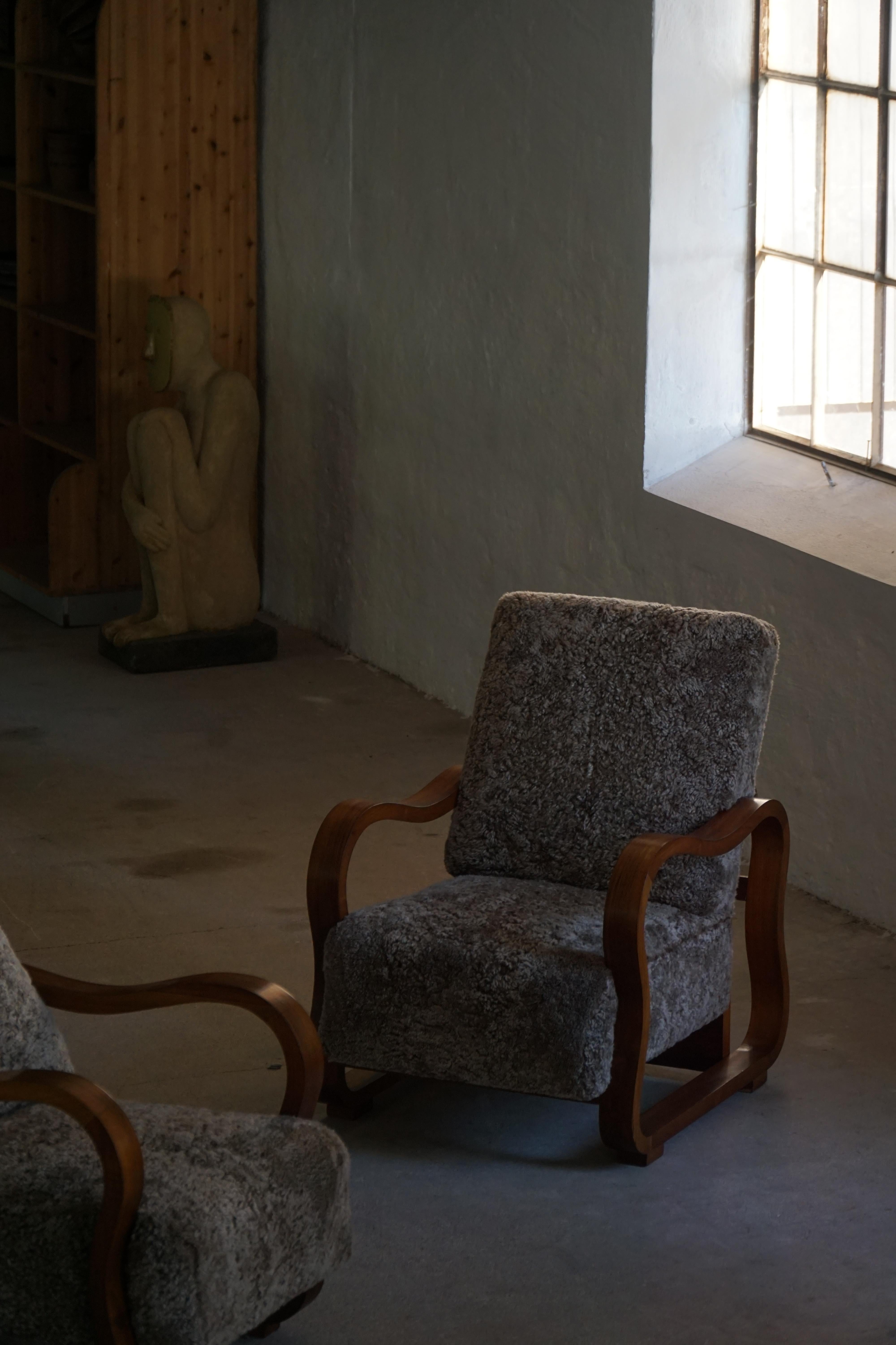 Pareja de sillones Art Decó daneses ajustables de lana de cordero y nogal, años 30 en Bueno estado para la venta en Odense, DK