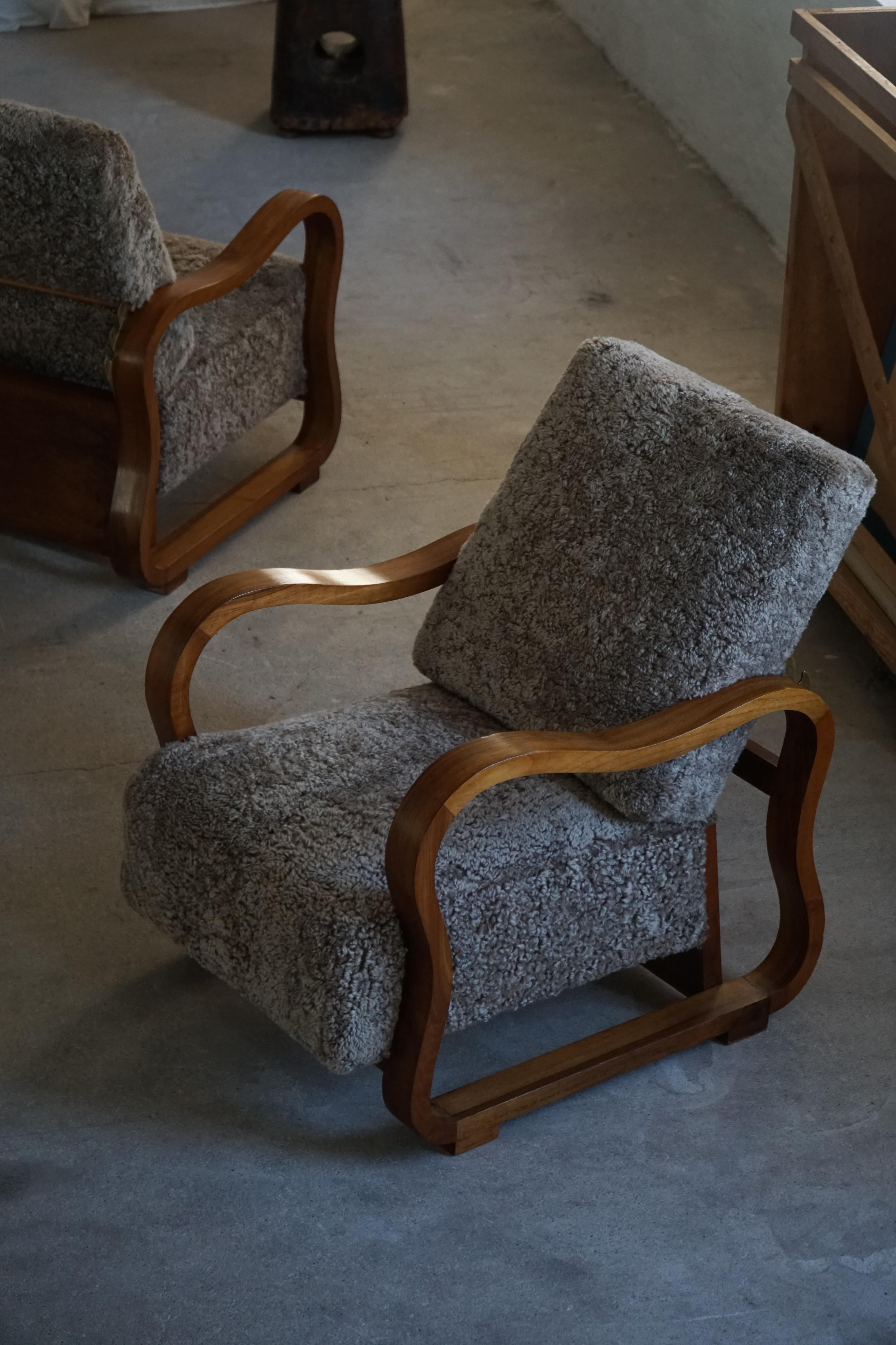 Pareja de sillones Art Decó daneses ajustables de lana de cordero y nogal, años 30 siglo XX en venta