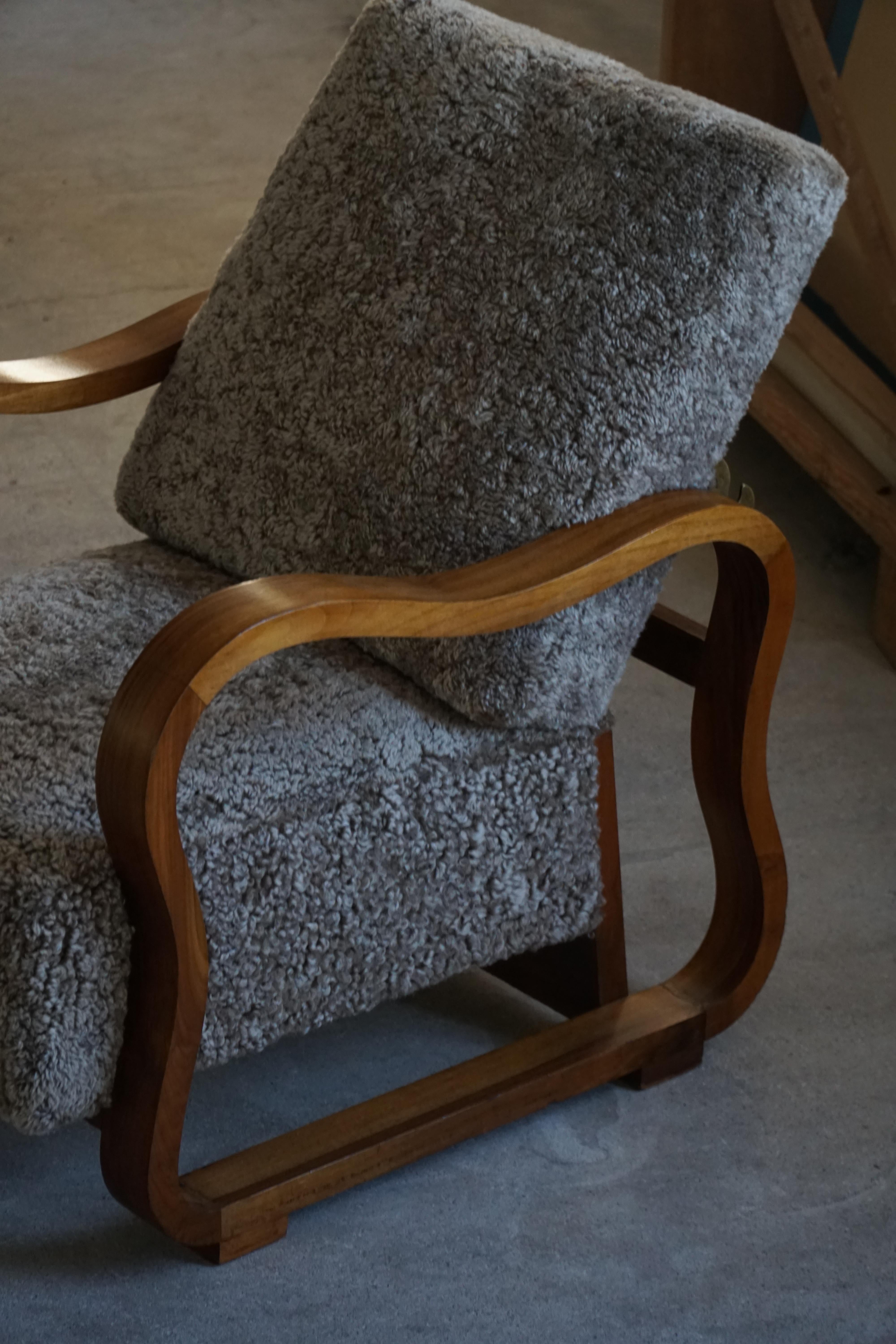 Pareja de sillones Art Decó daneses ajustables de lana de cordero y nogal, años 30 en venta 1