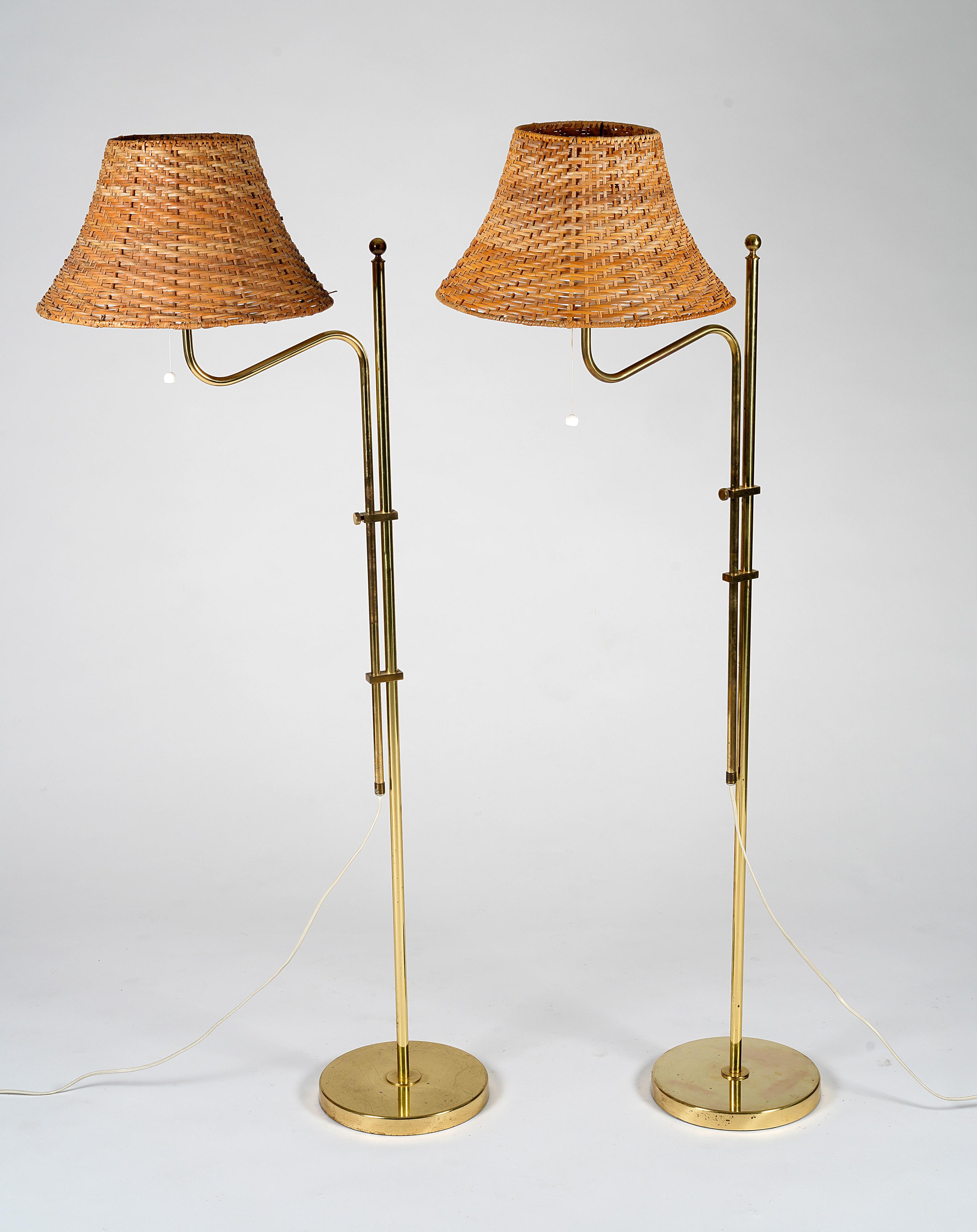 Paire de lampadaires Bergboms en laiton avec abat-jour en rotin.
Produit en Suède dans les années 1960. Modèle G-132.
Les lampes sont réglables en hauteur et vont de 119 cm à 159 cm. 
Le diamètre des abat-jour est de 36 cm.

Rayures et marques dues