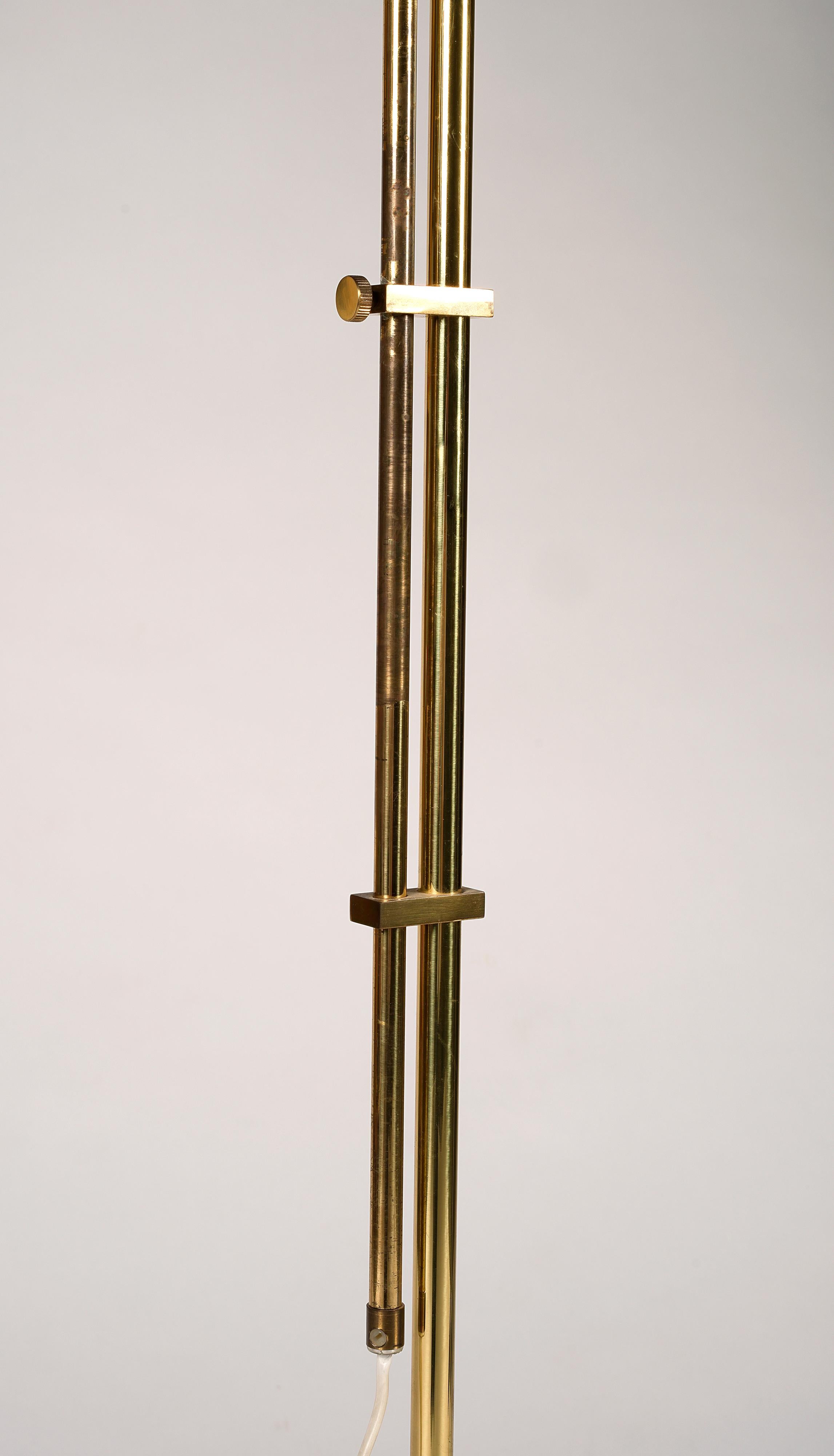 Ferronnerie Paire de lampadaires réglables en laiton avec abat-jour en rotin, Bergboms, années 1960 en vente