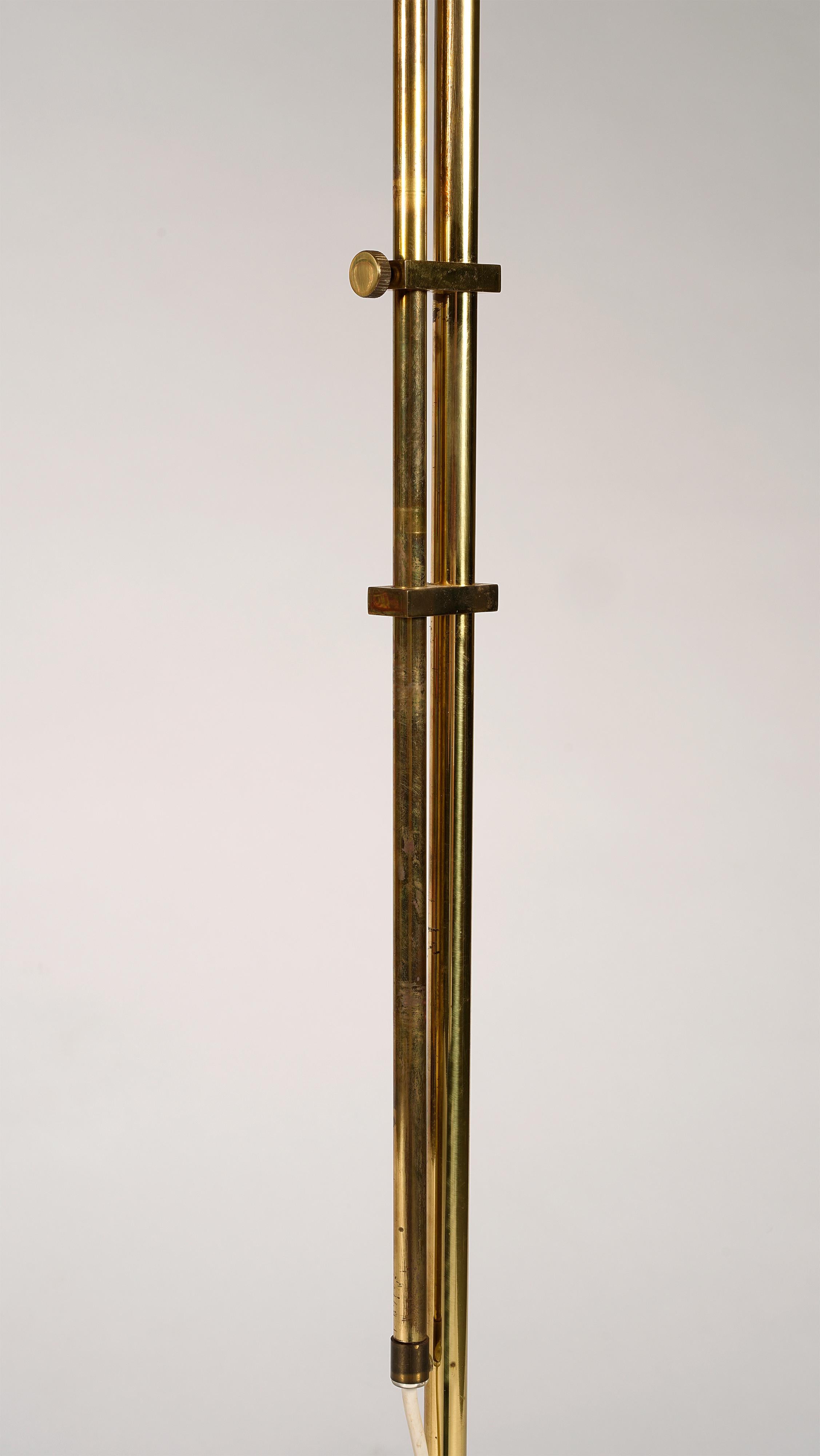 Paire de lampadaires réglables en laiton avec abat-jour en rotin, Bergboms, années 1960 Bon état - En vente à Påarp, SE