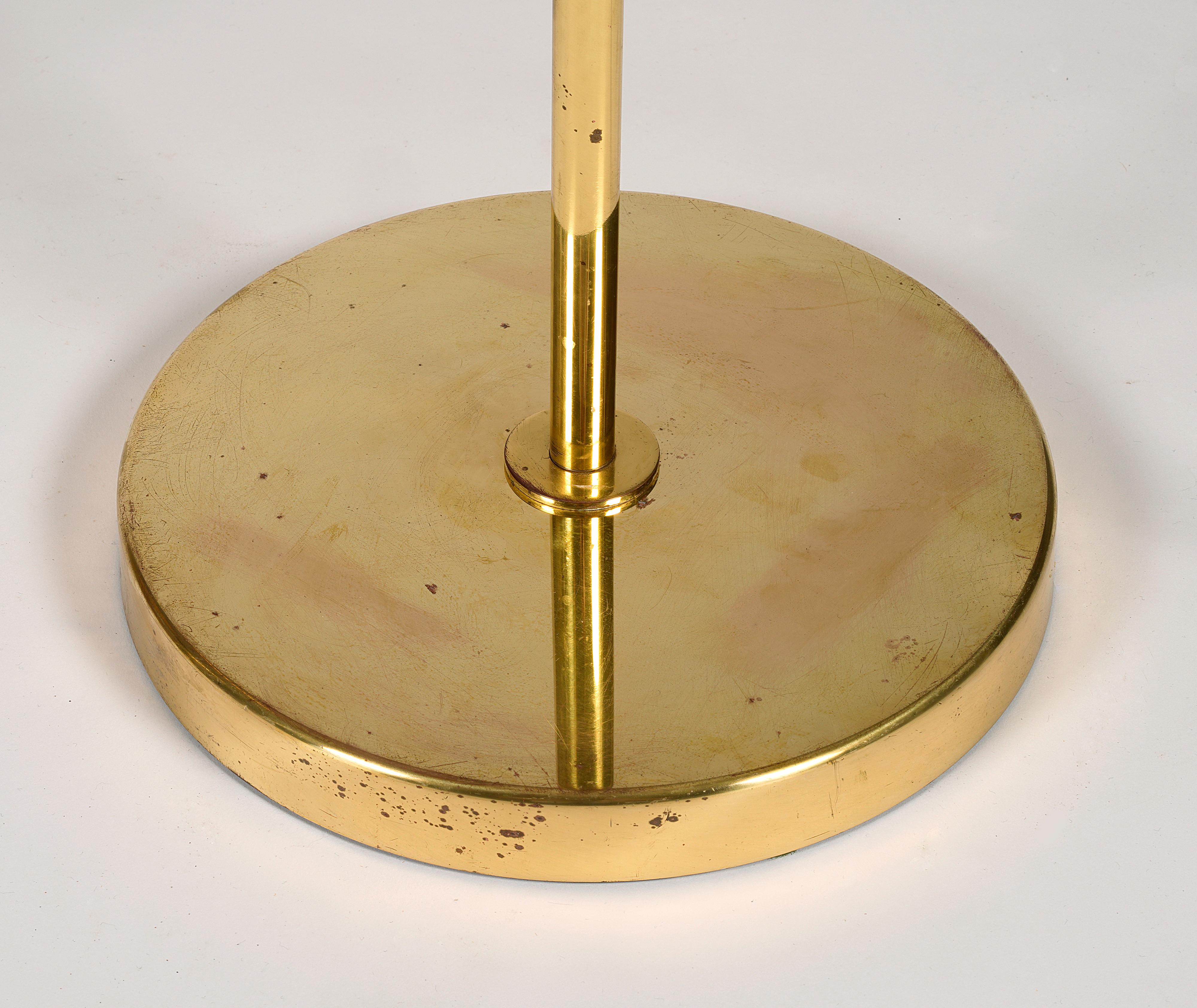 Milieu du XXe siècle Paire de lampadaires réglables en laiton avec abat-jour en rotin, Bergboms, années 1960 en vente